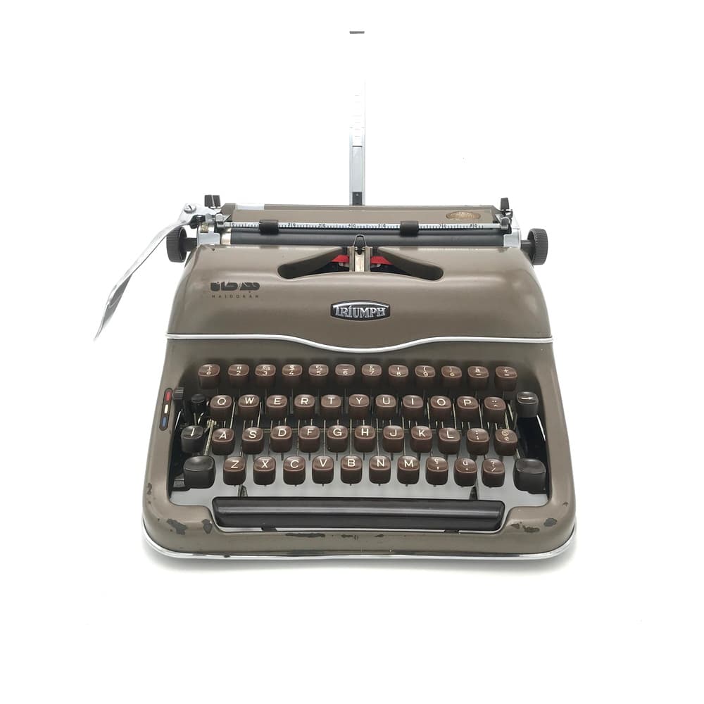 ماشین تایپ لاتین Triumph 1940