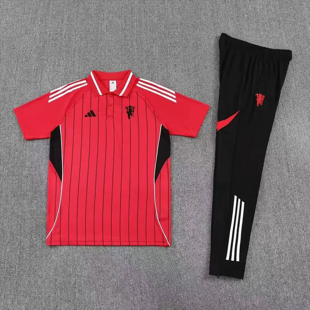 ست ورزشی پیراهن پولو قرمز راه راه و شلوار مشکی منچستریونایتد 2026 — تصویر ۲