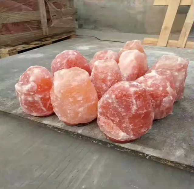 چراغ خواب رومیزی سنگ نمک هیمالیا؛ آرامش طبیعت در دل خانه شما — تصویر ۵