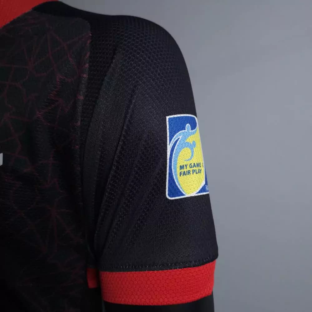 لباس دوم پرسپولیس 1402 — تصویر ۳