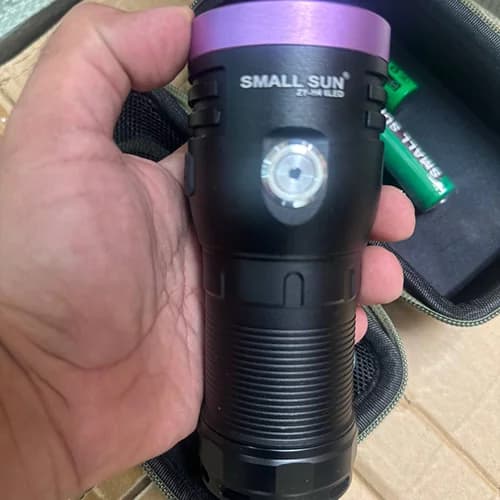 چراغ قوه یووی کارشناسی و تشخیص رنگ 6 لامپه اسمال سان مدل ZY-H4 UV 6LED — تصویر ۳