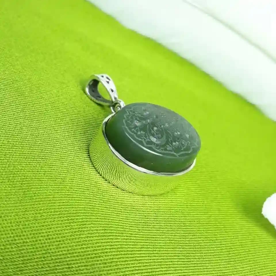 مدال عقیق سبز یشمی | همراه با حرز امام جواد — تصویر ۲