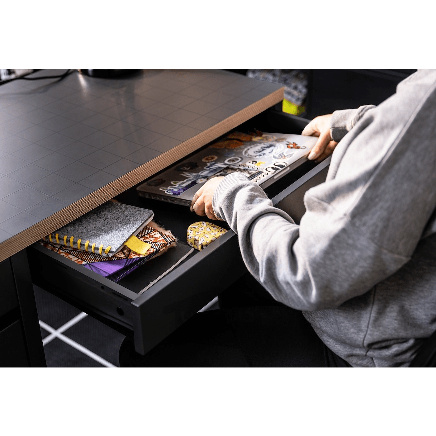 میز تحریر ایکیا مدل IKEA MICKE رنگ آنتراسیت/قرمز — تصویر ۲