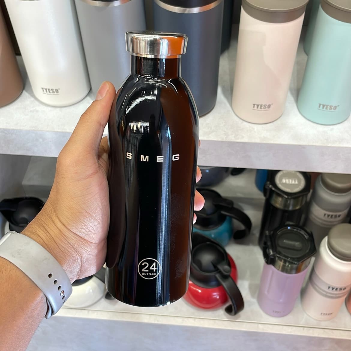 بطری اسمگ مشکی مدل 24Bottles ظرفیت ۵۰۰ میلی‌لیتر