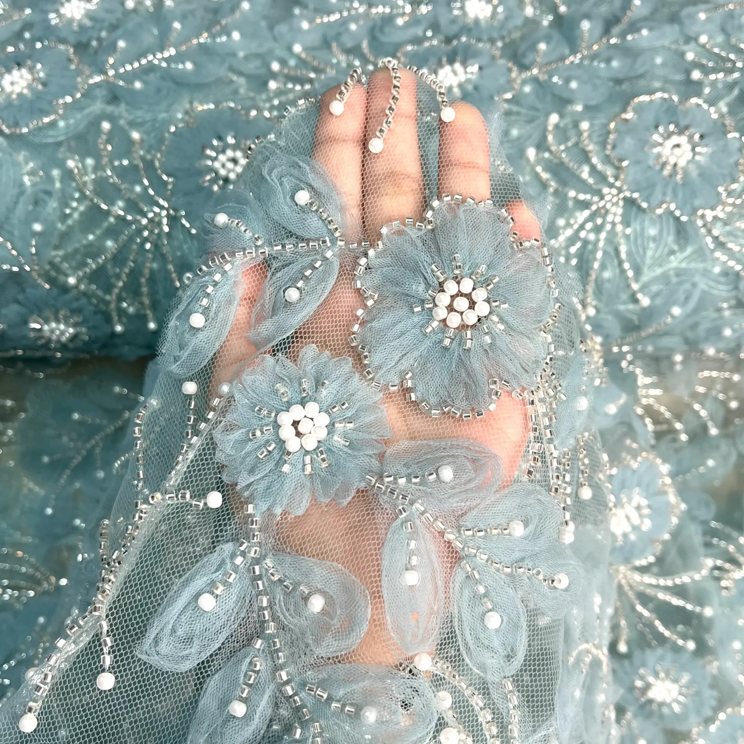 پارچه تور روباندوزی کارشده آبی آسمانی — تصویر ۲
