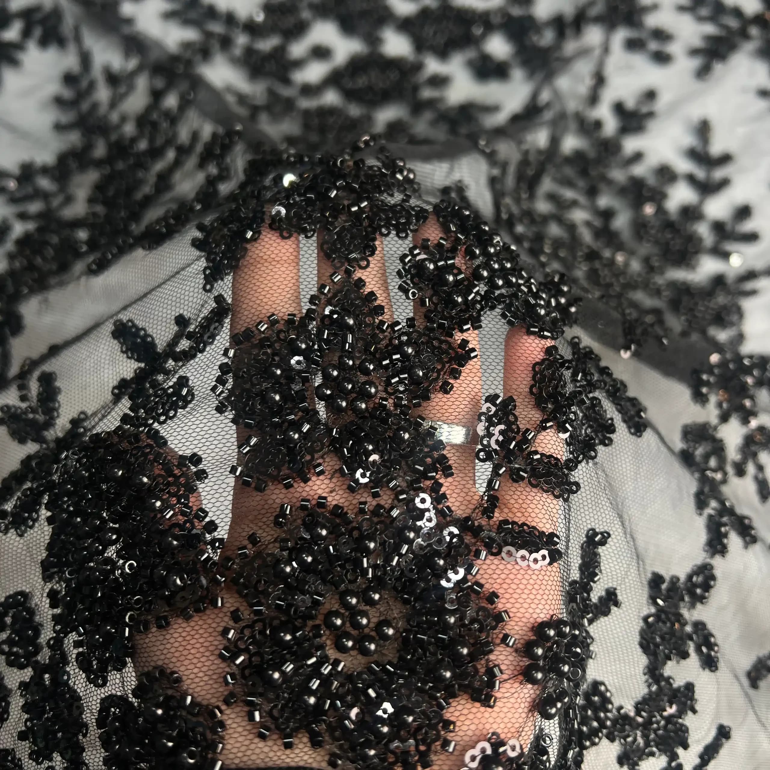 پارچه تور کارشده طرح گل شاخهای مشکی — تصویر ۳