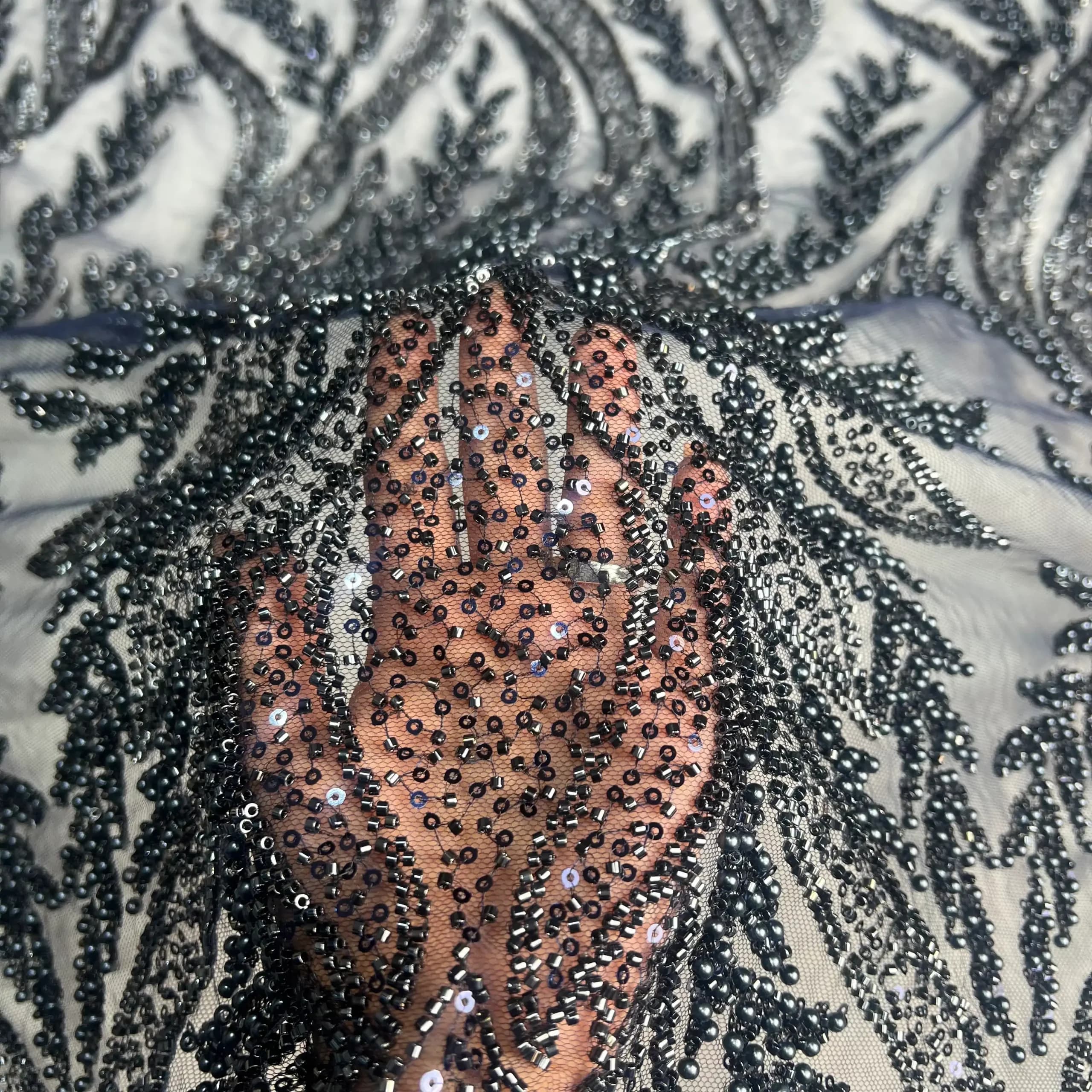 پارچه تور کارشده طرح الیزابت سورمه‌ای — تصویر ۳