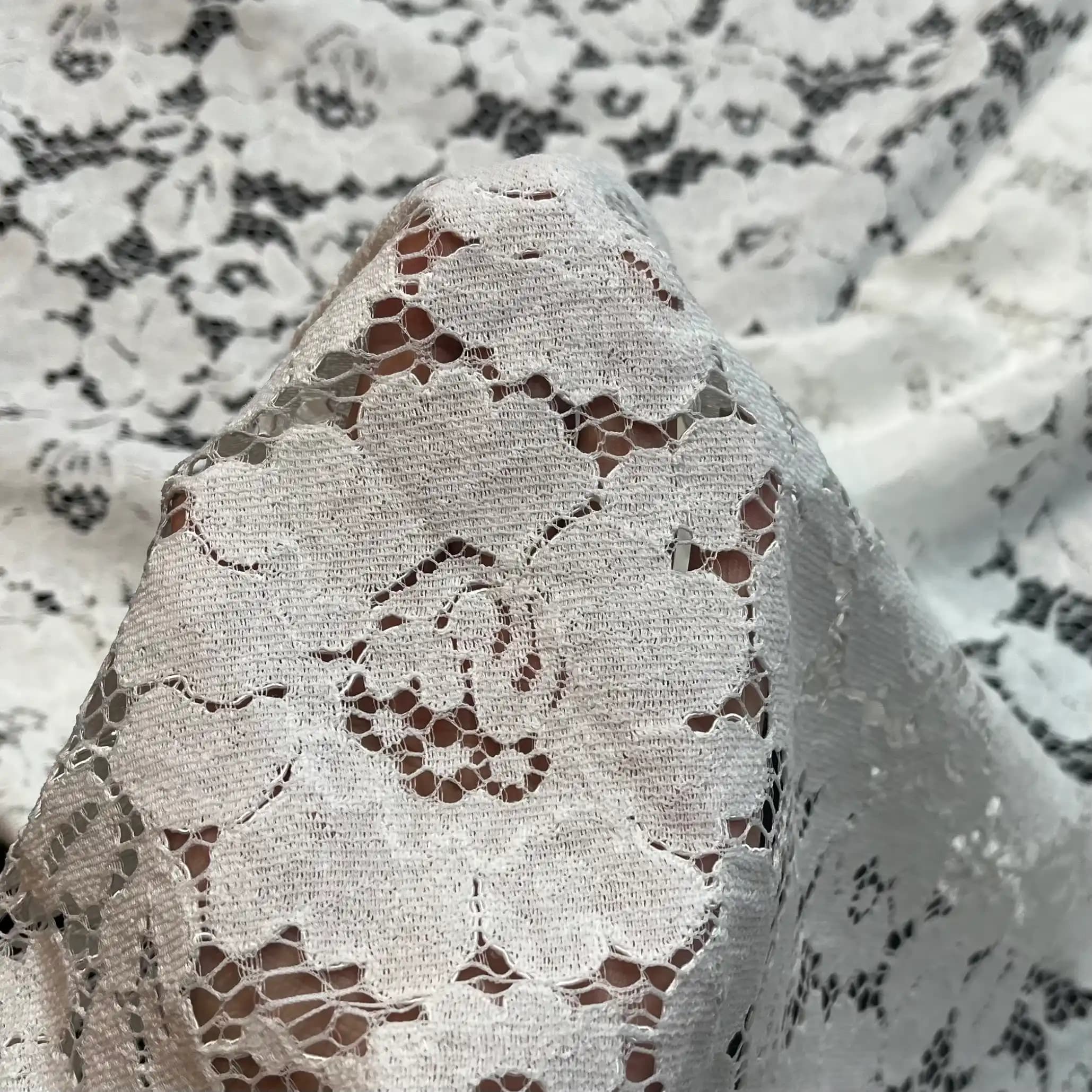 پارچه دانتل کتان طرح گل رز سفید عرض 150 — تصویر ۲