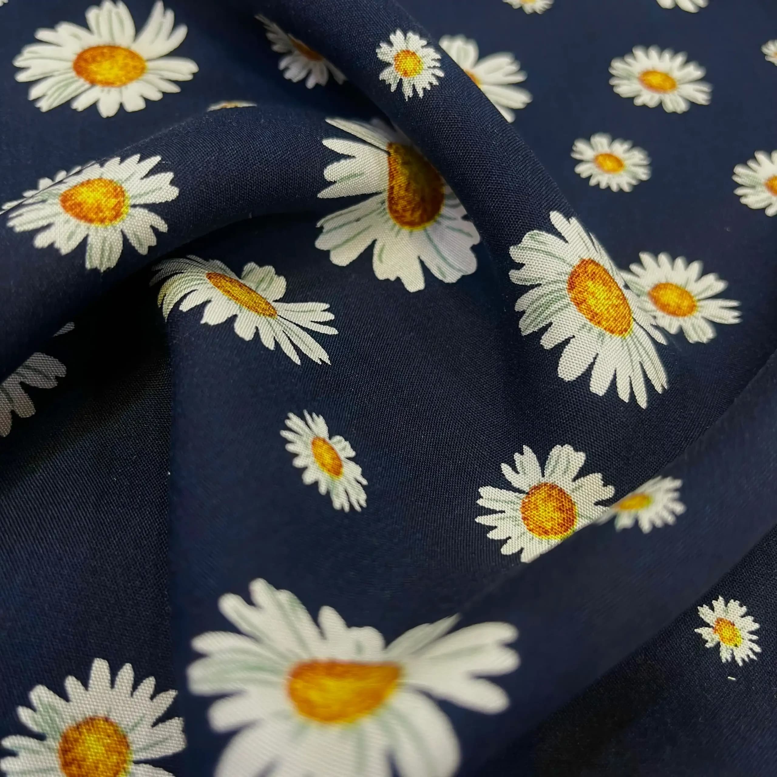 پارچه نخی طرح گل بابونه زمینه سورمه‌ای عرض 150