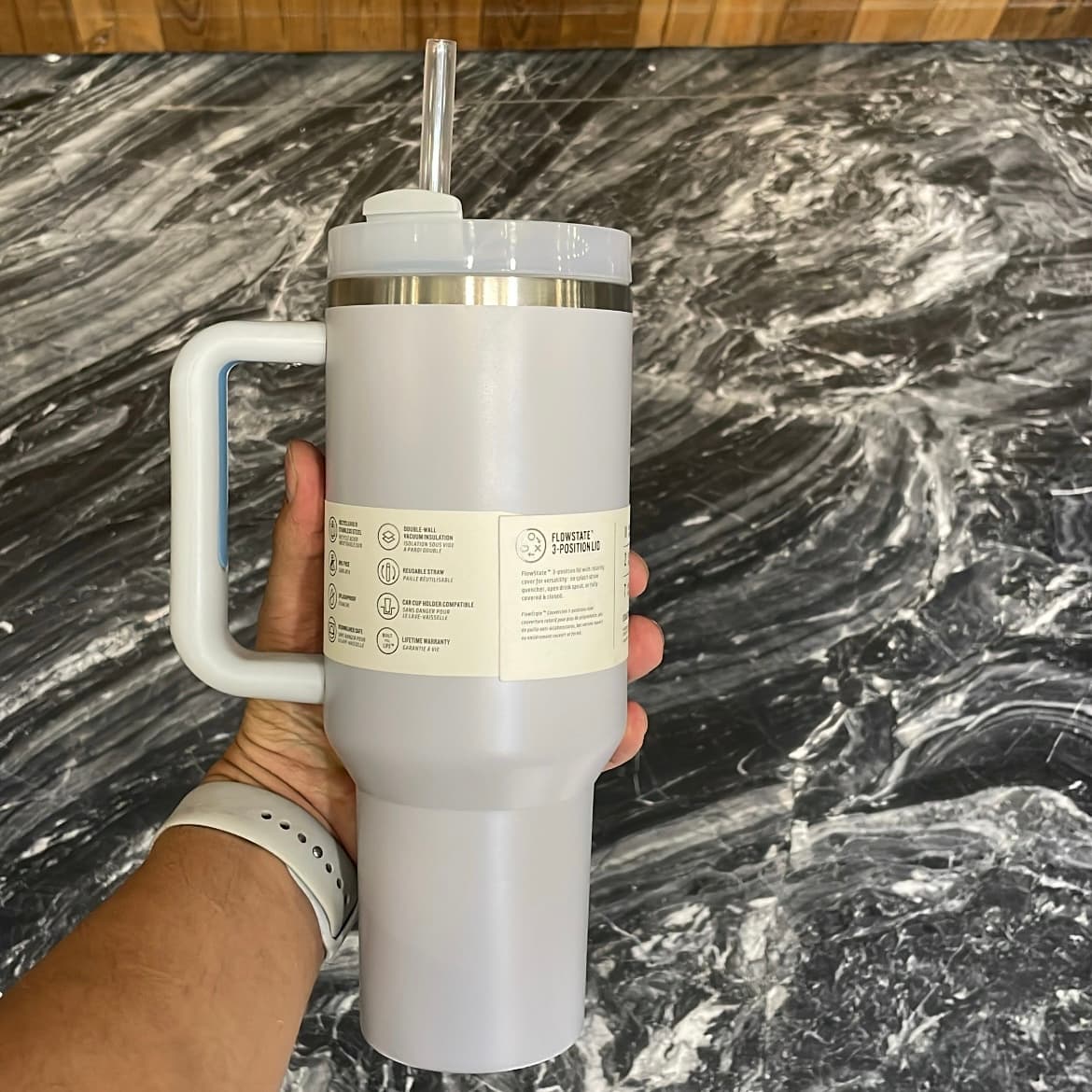 ماگ دسته‌دار استنلی ۱.۱۸ لیتر مدل QUENCHER طوسی روشن اورجینال — تصویر ۲