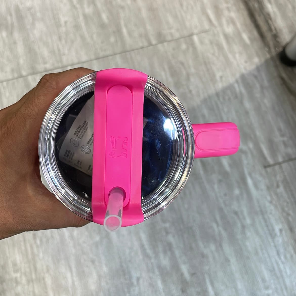 ماگ دسته‌دار استنلی ۱.۱۸ لیتر مدل QUENCHER صورتی سرخابی اورجینال — تصویر ۲