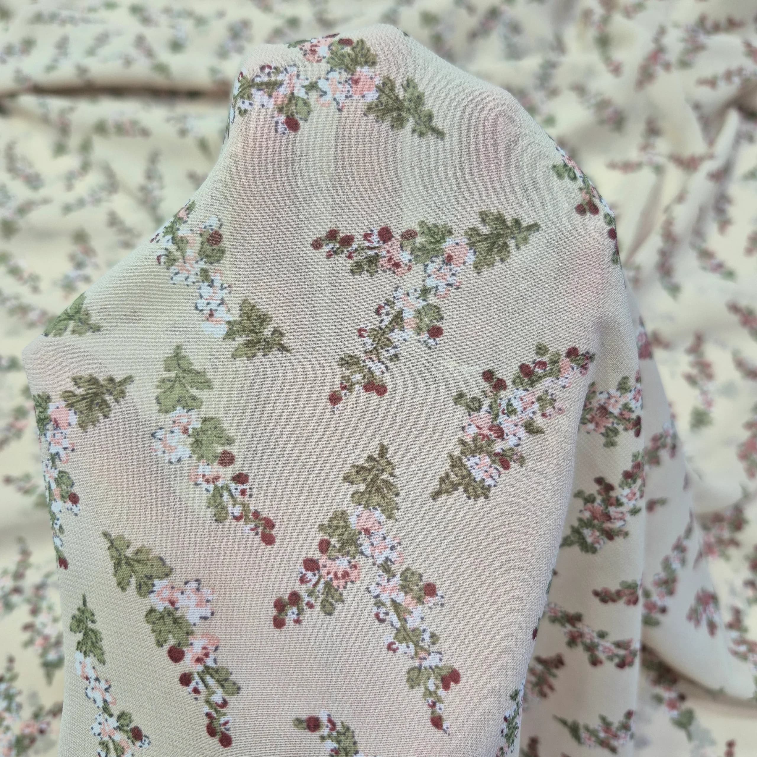 پارچه حریر طرح گل و برگ زمینه کرم — تصویر ۳