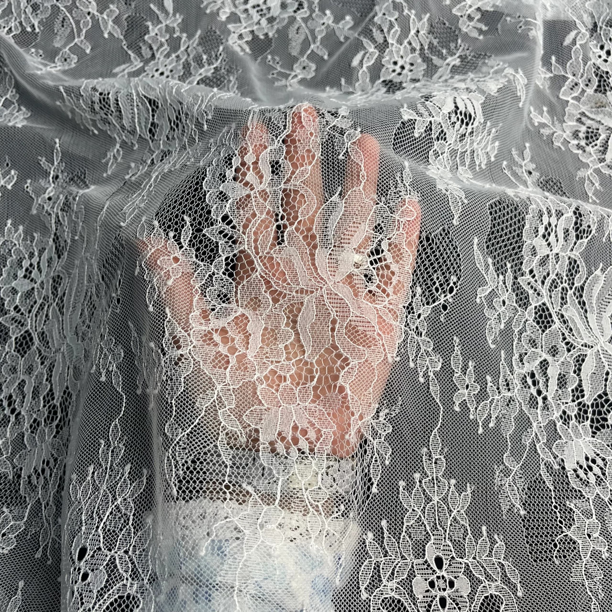 پارچه دانتل فرانسه حاشیه مژهای طرح گل رز سفید — تصویر ۲