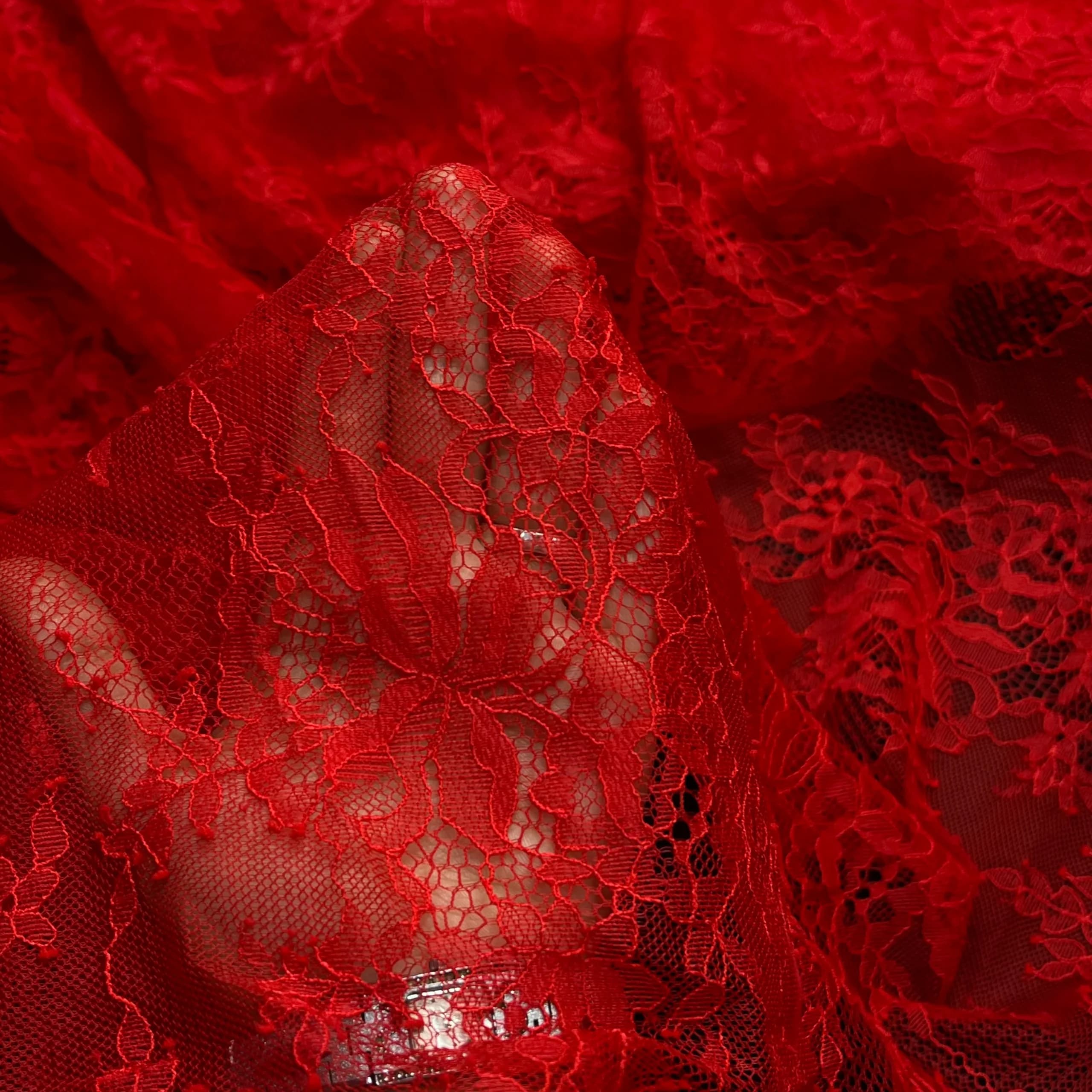 پارچه دانتل فرانسه حاشیه مژه‌ای طرح گل رز قرمز — تصویر ۳