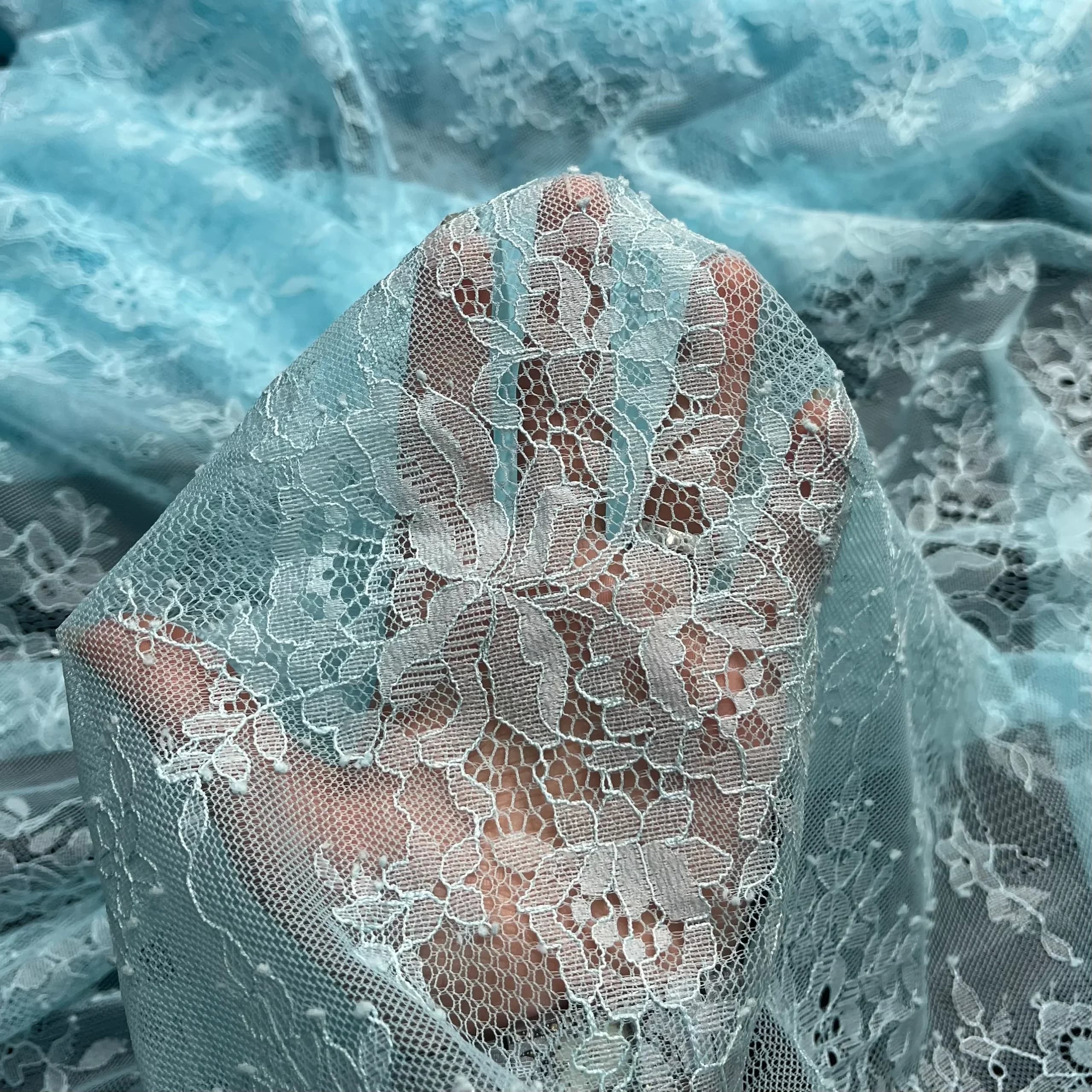 پارچه دانتل فرانسه حاشیه مژه‌ای طرح گل رز آبی — تصویر ۳