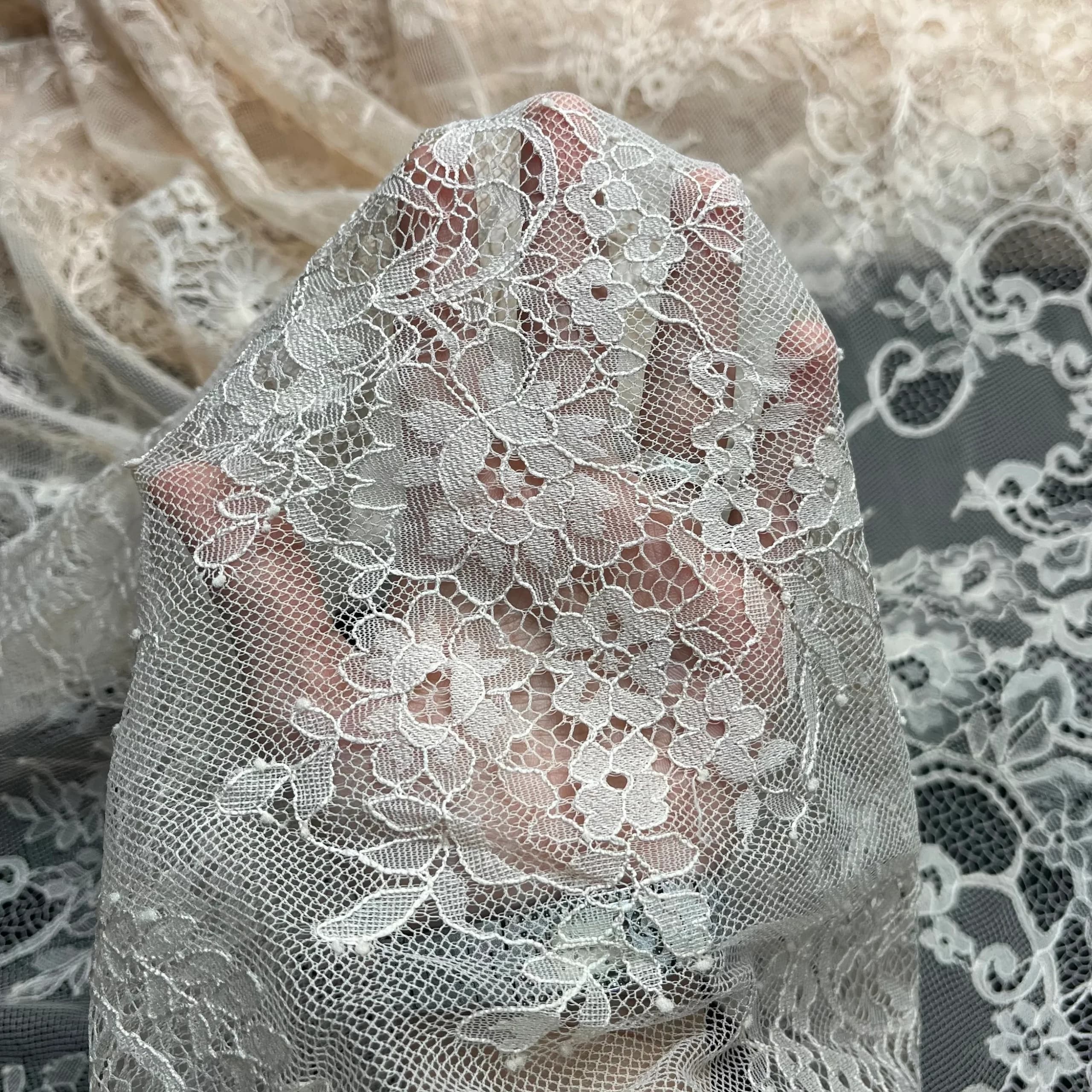 پارچه دانتل فرانسه حاشیه مژهای طرح خوشهای کرم — تصویر ۳
