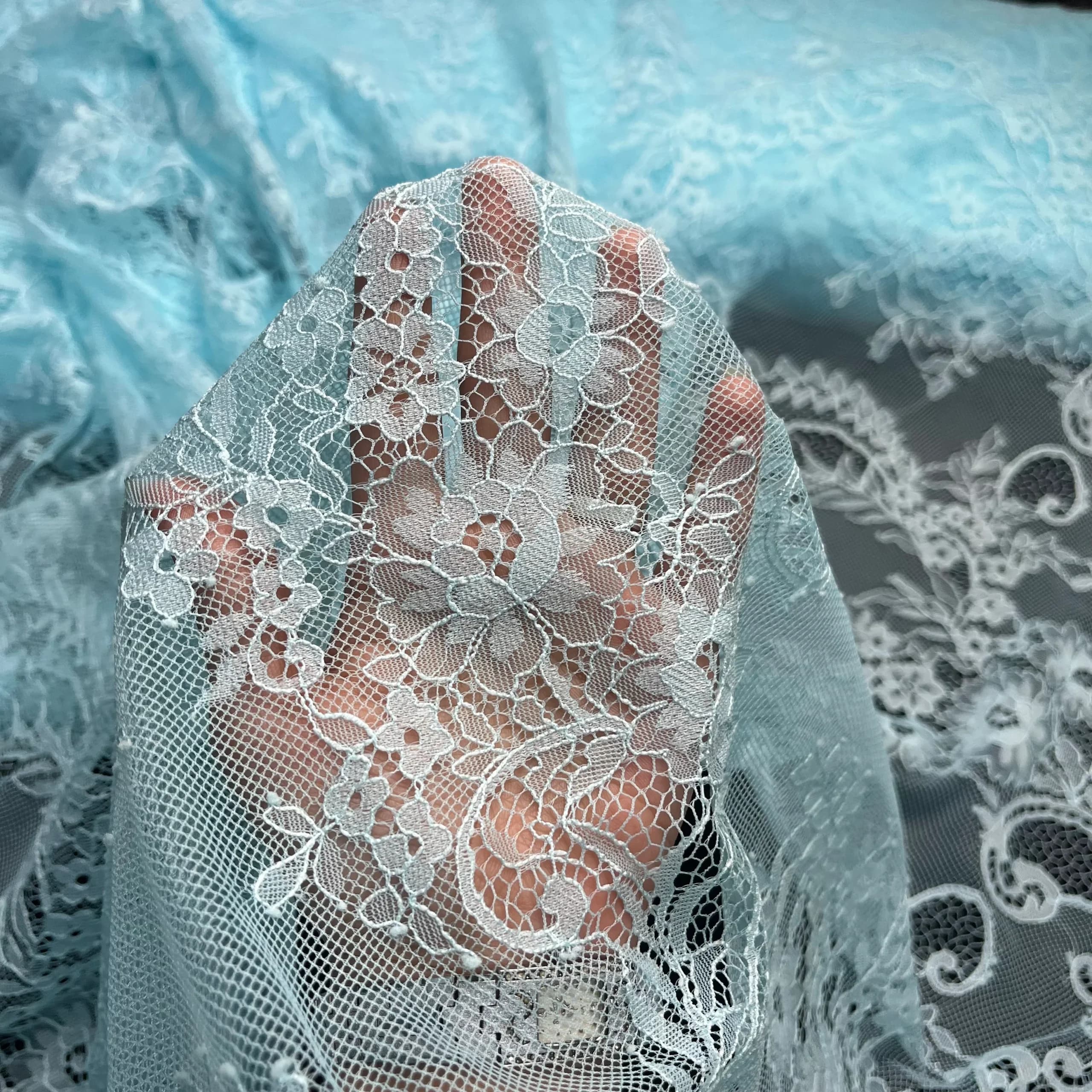 پارچه دانتل فرانسه حاشیه مژه‌ای طرح خوشه‌ای آبی — تصویر ۳