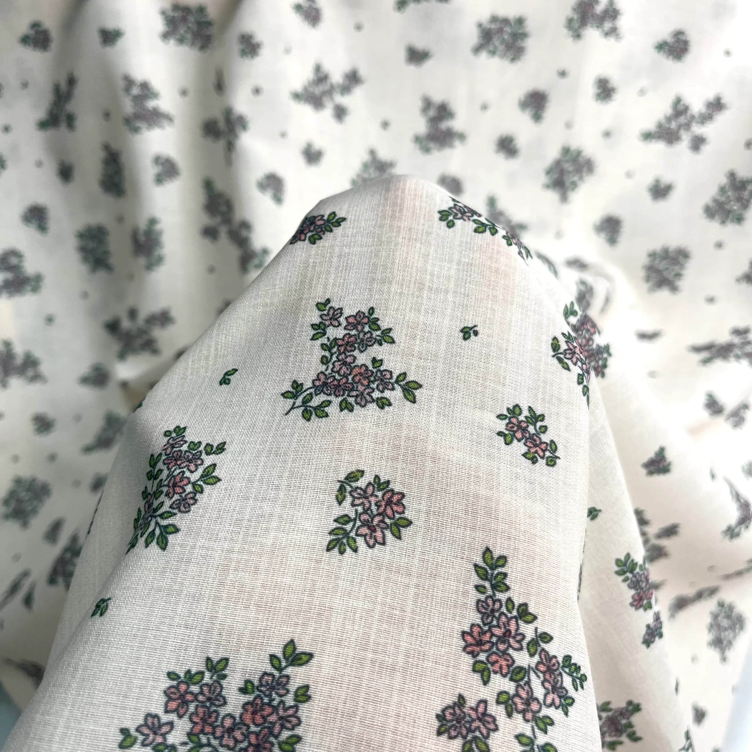 پارچه نخی پنبه‌ای طرح گل برگ زمینه کرم — تصویر ۳