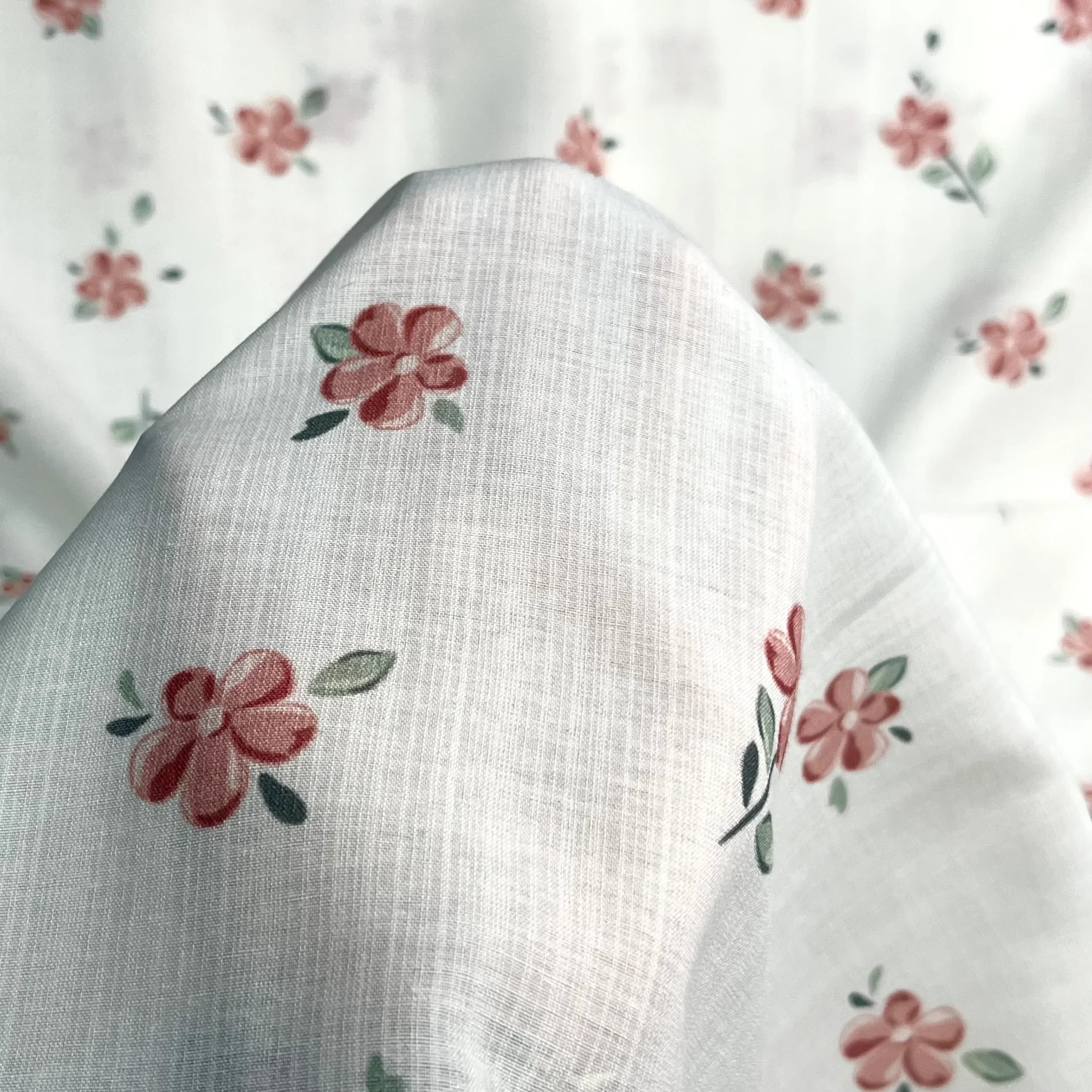 پارچه نخی پنبه‌ای طرح گل سرخ — تصویر ۲