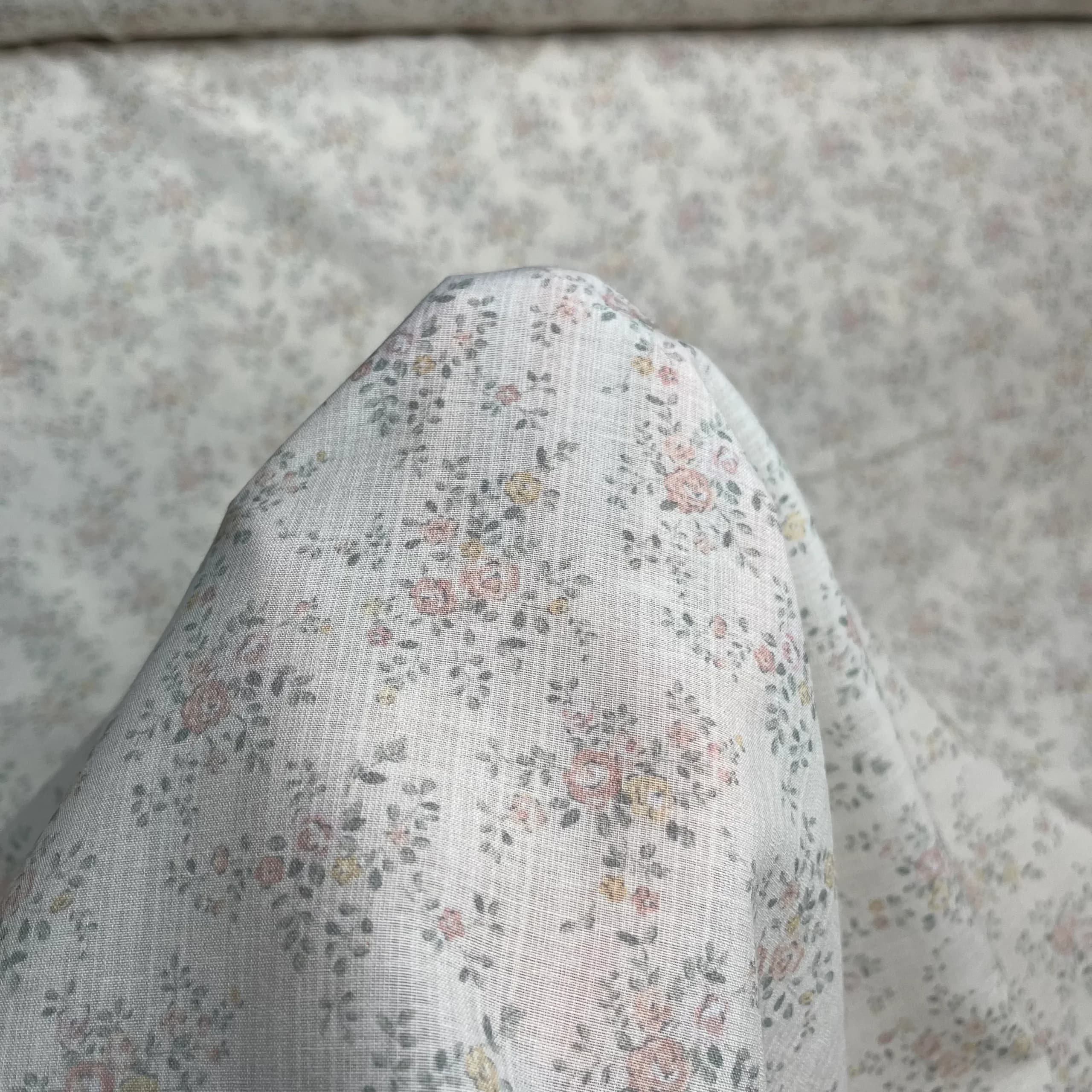 پارچه نخی پنبه‌ای طرح گل گلی زمینه کرم — تصویر ۲
