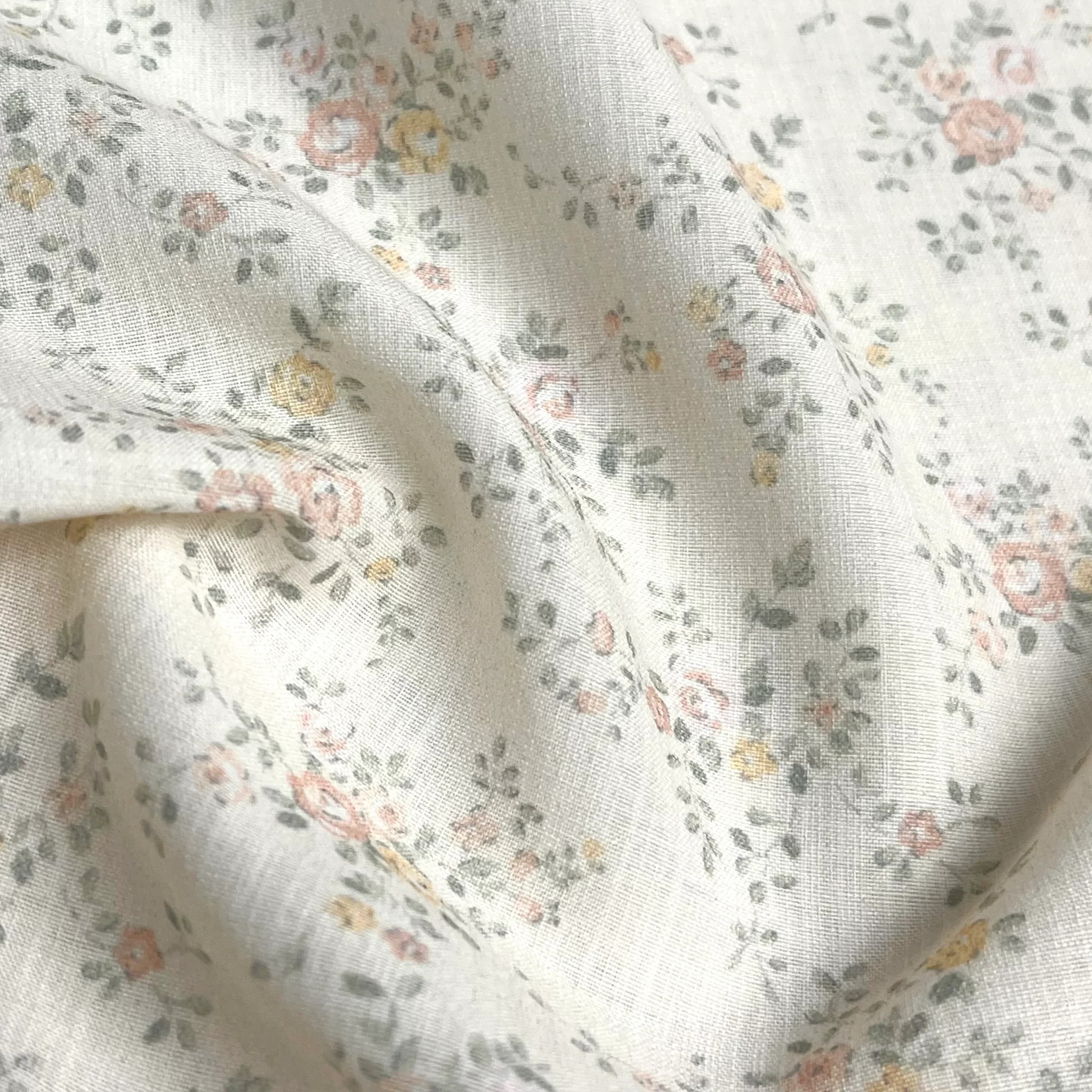 پارچه نخی پنبه‌ای طرح گل گلی زمینه کرم