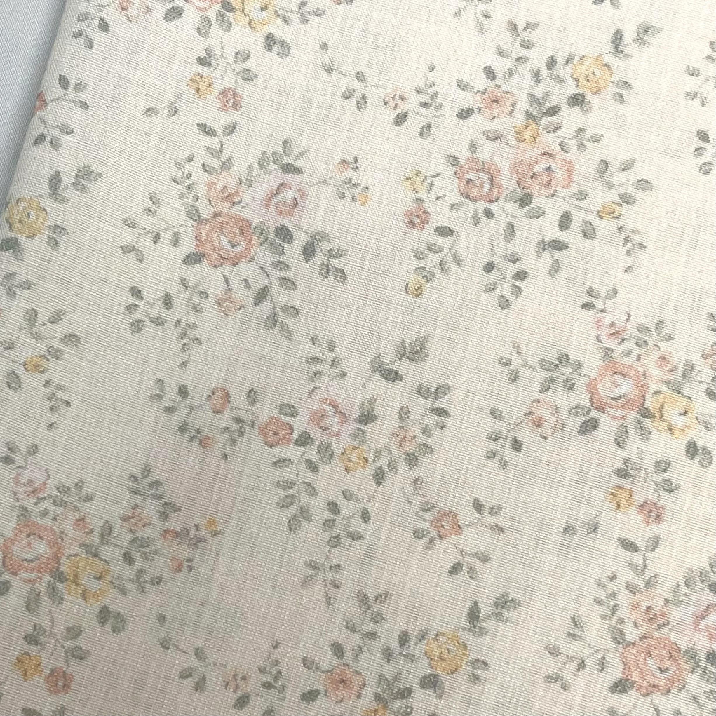 پارچه نخی پنبه‌ای طرح گل گلی زمینه کرم — تصویر ۳
