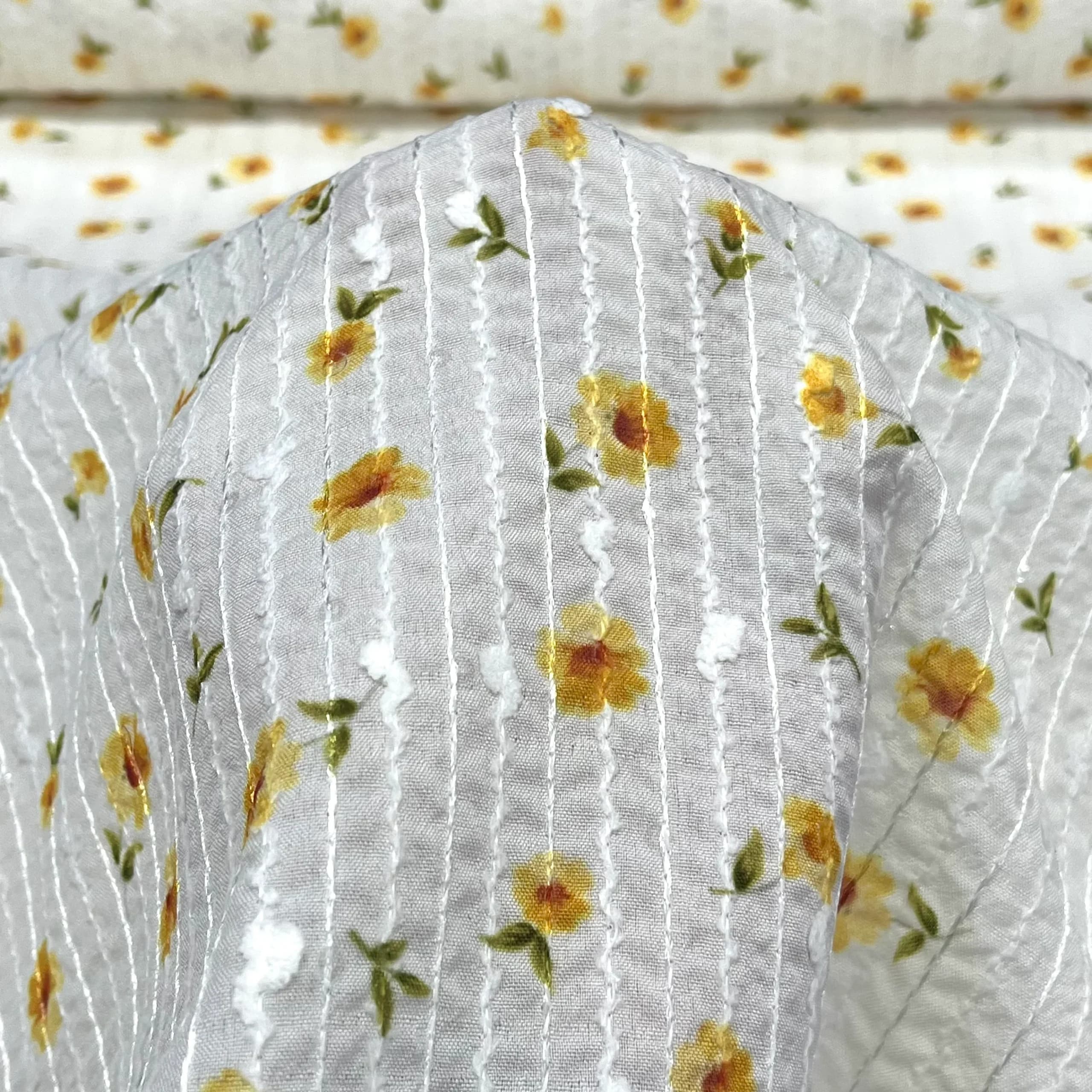 پارچه نخی امبرودری گل زرد — تصویر ۳