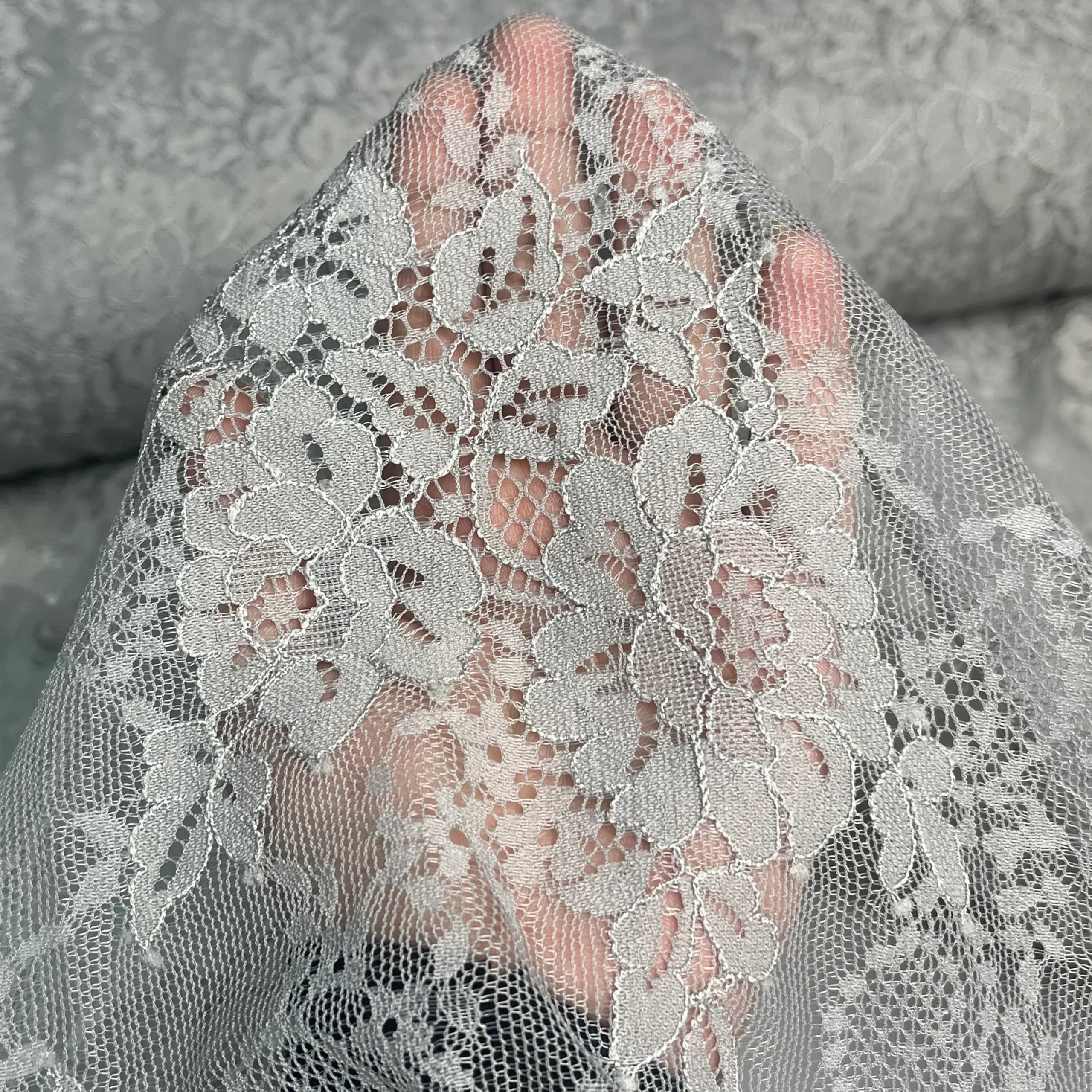 پارچه دانتل کش فرانسه طوسی — تصویر ۳