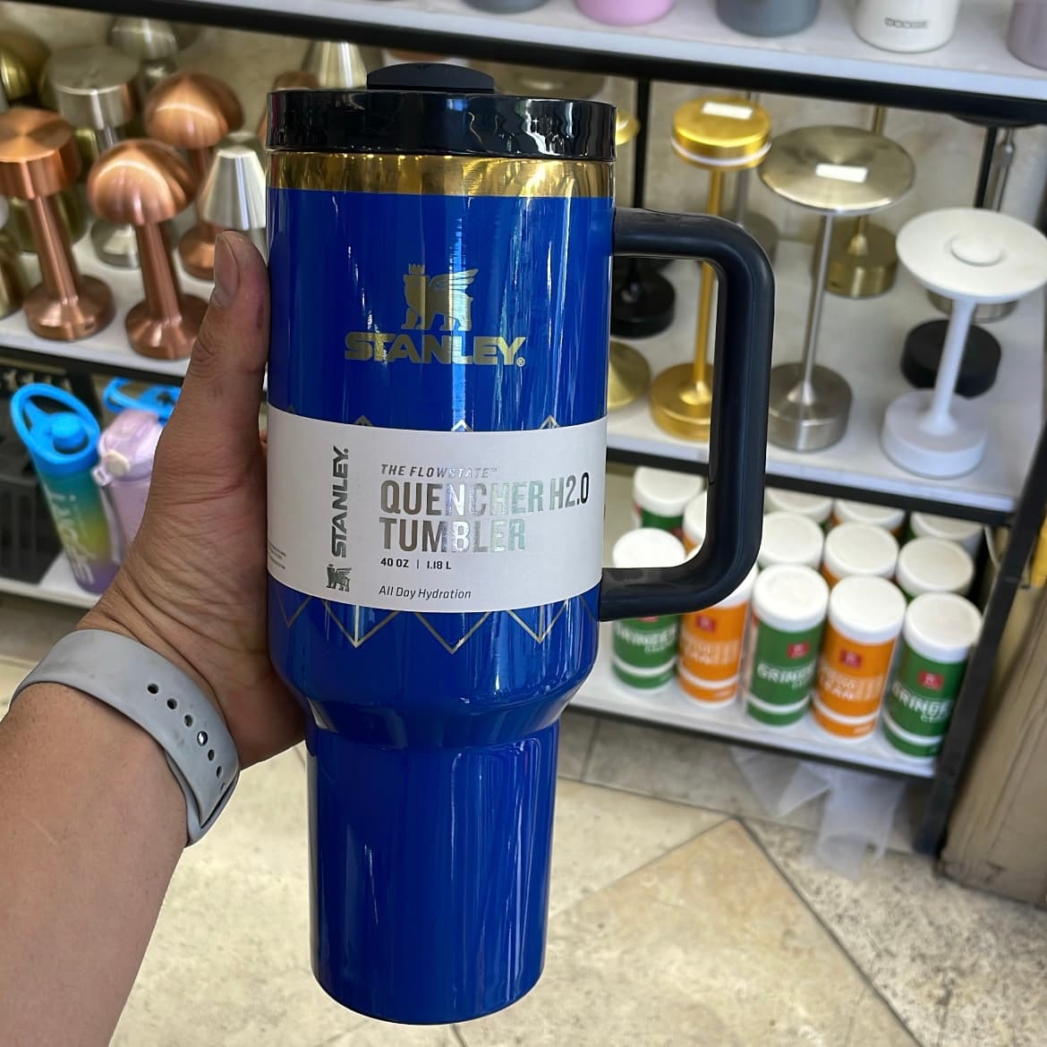 تراول ماگ استنلی دستهدار 1.18 لیتر طرحدار آبی NAVY BLUE — تصویر ۸