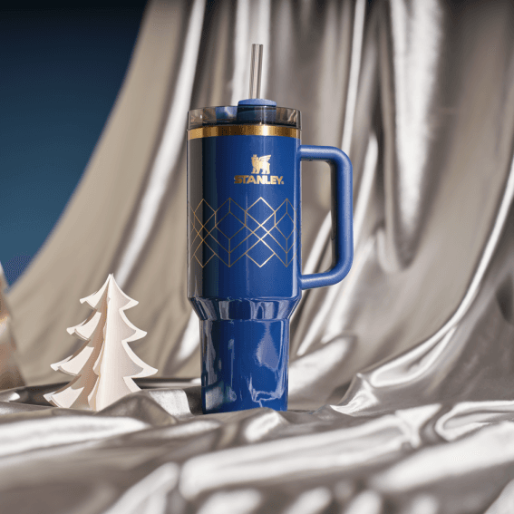 تراول ماگ استنلی دستهدار 1.18 لیتر طرحدار آبی NAVY BLUE — تصویر ۴