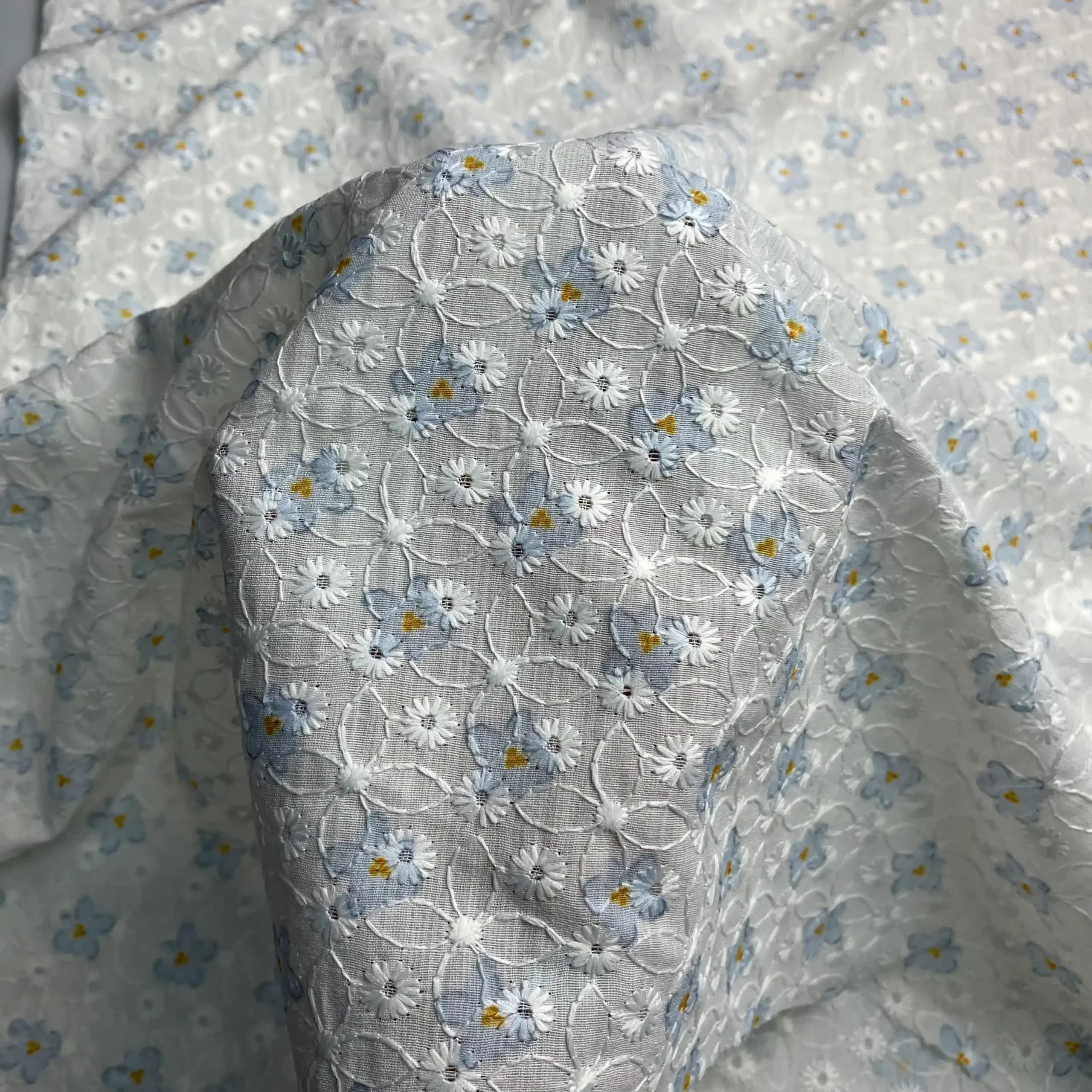 پارچه نخی خامه دوزی گل آبی آسمانی — تصویر ۳