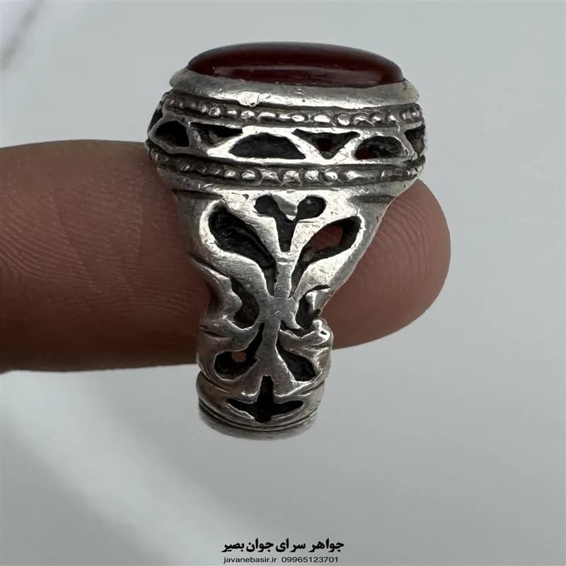 انگشتر عقیق سرخ شرابی نقره دست‌ساز با رکاب فیلی شبکه‌کاری — تصویر ۲