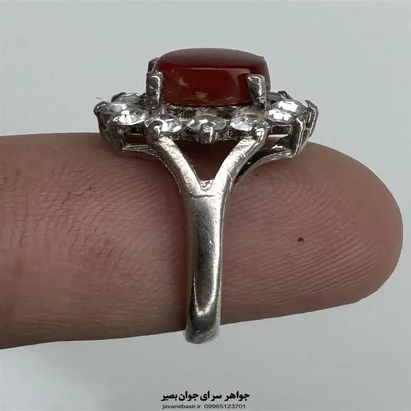 انگشتر زنانه نقره با عقیق سرخ و نگین‌های اطراف — تصویر ۲