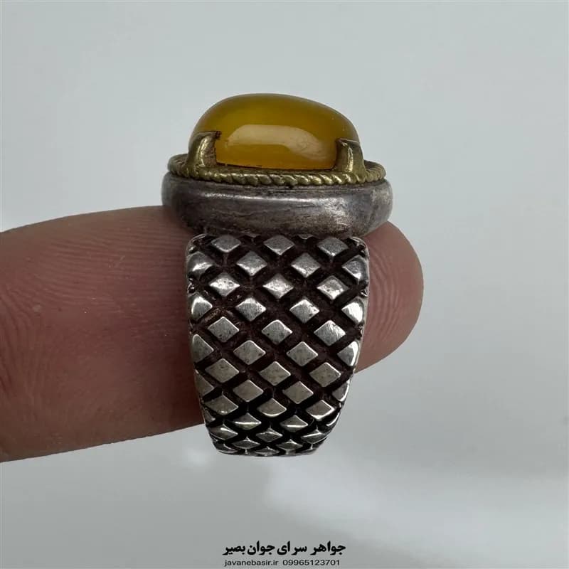 انگشتر نقره 925 عقیق زرد با رکاب نقش‌دار خوش‌دست — تصویر ۲