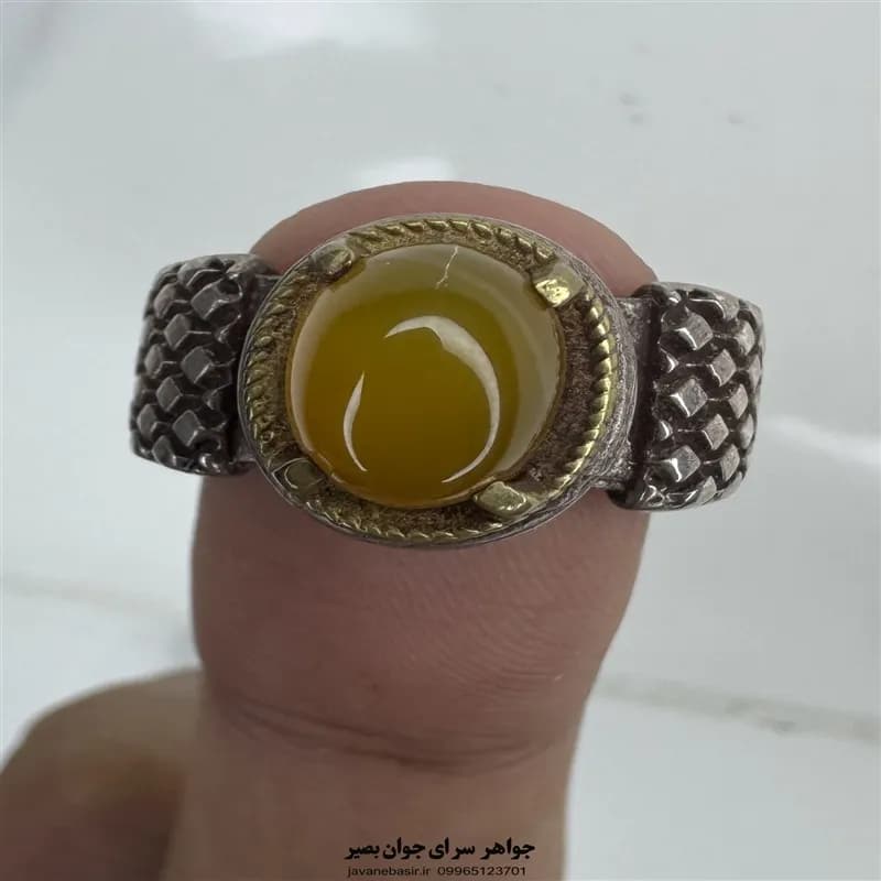 انگشتر نقره 925 عقیق زرد با رکاب نقش‌دار خوش‌دست