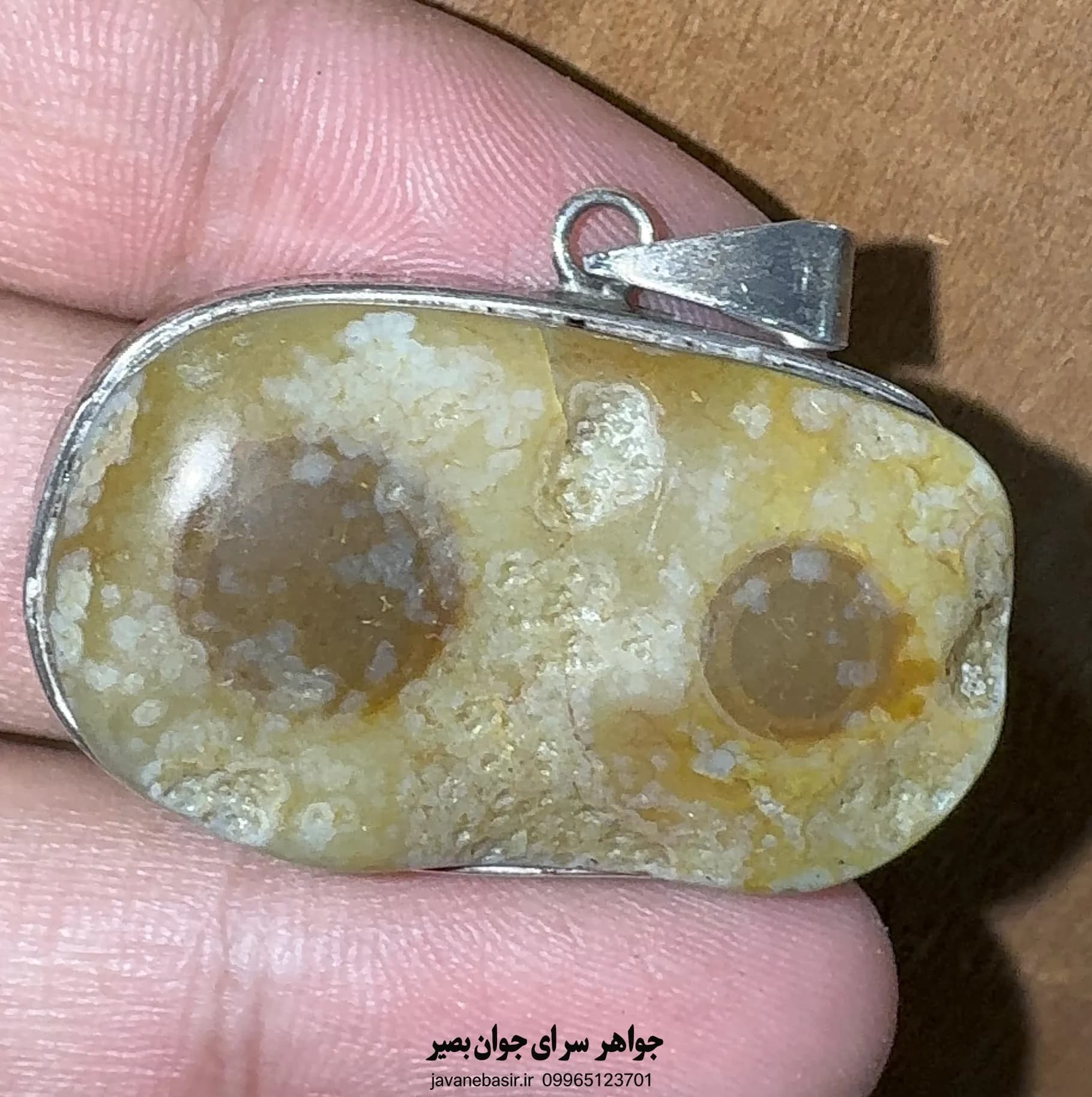 آویز نقره با عقیق سلطانی دو چشم؛ سنگی که با تو حرف می‌زند