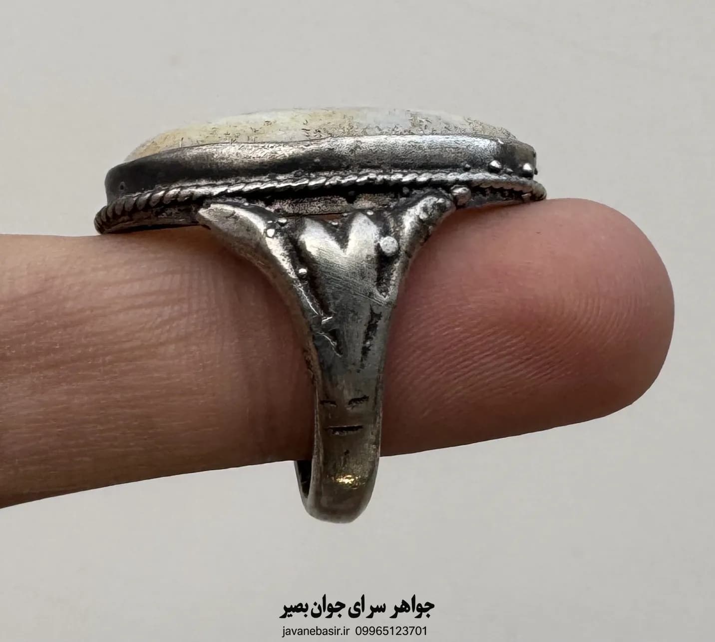 انگشتر عقیق سفید-شیری با رکاب صفوی؛ شفافیتی که نور در آن جاری است — تصویر ۲
