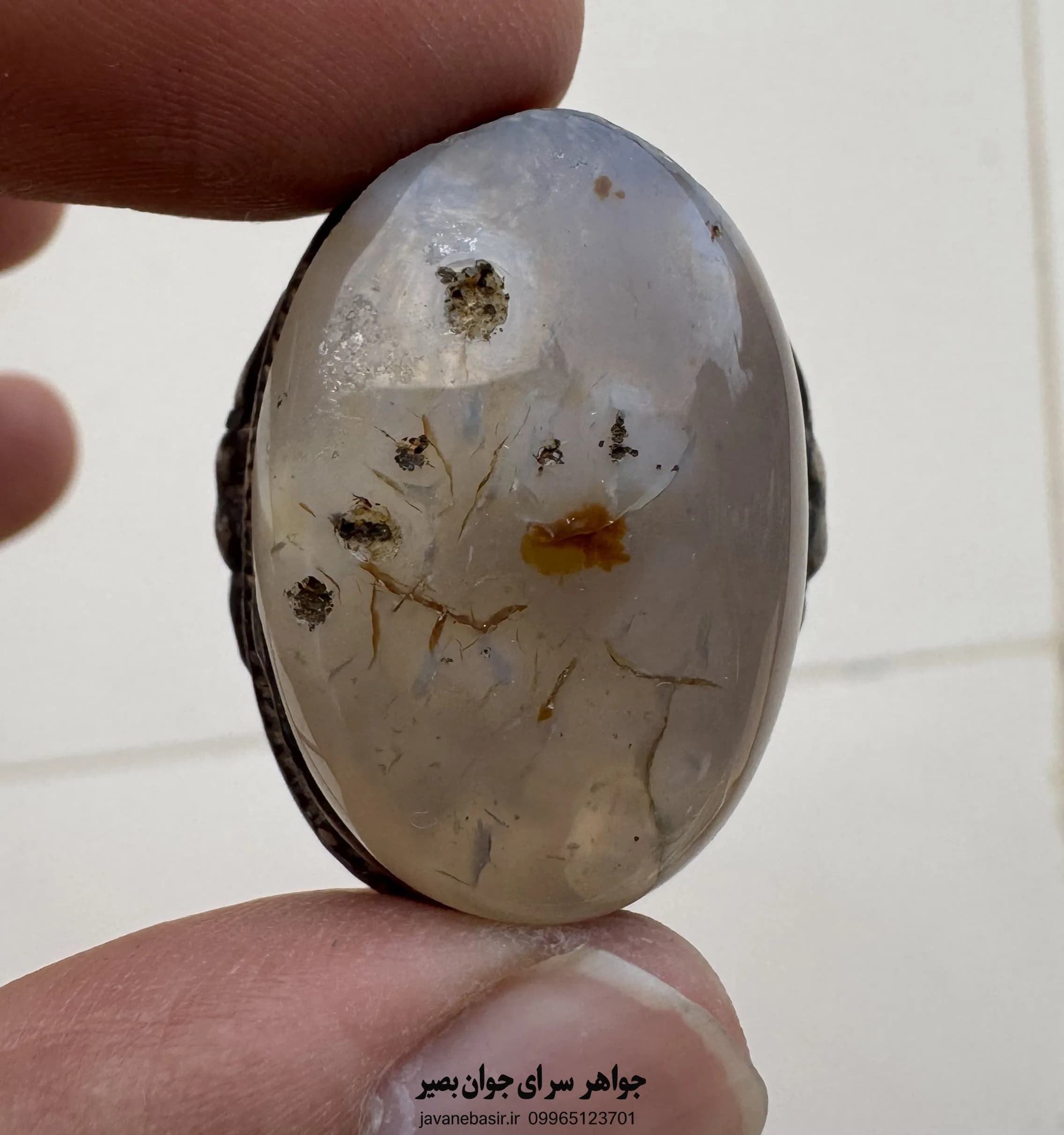 انگشتر عقیق کبود مصور با چهره آشکار و رکاب کلاسیک؛ نگاهی از دل تاریخ به انگشتان تو