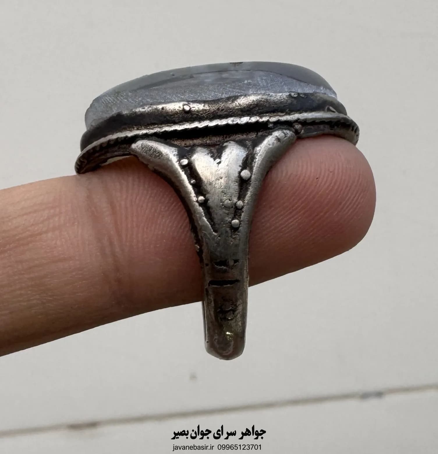 انگشتر عقیق کبود مصور با چهره آشکار و رکاب کلاسیک؛ نگاهی از دل تاریخ به انگشتان تو — تصویر ۲