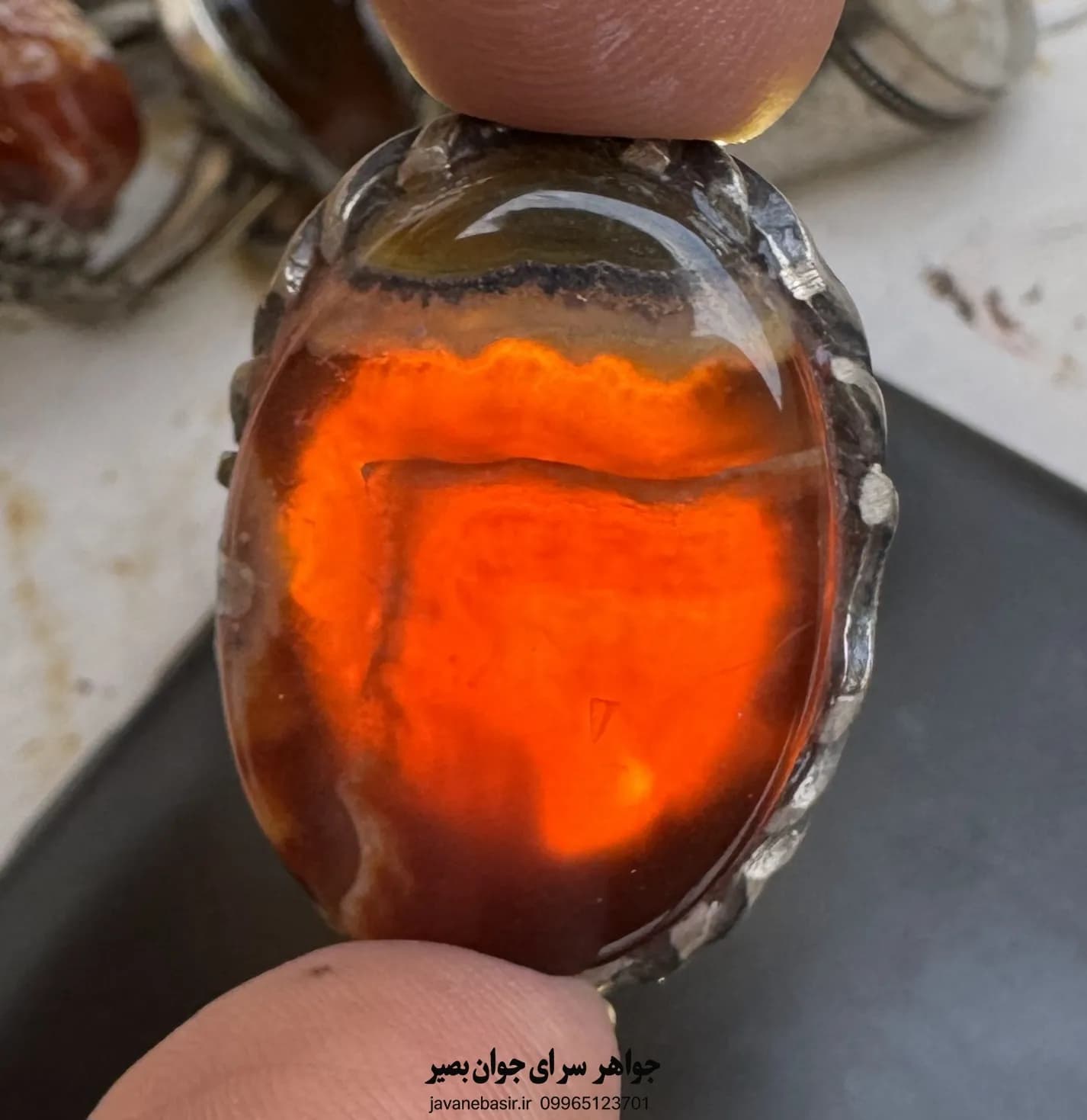 انگشتر عقیق با رگه‌های جاری و رکاب صفوی؛ گرمای رنگ در دل حرکت — تصویر ۳