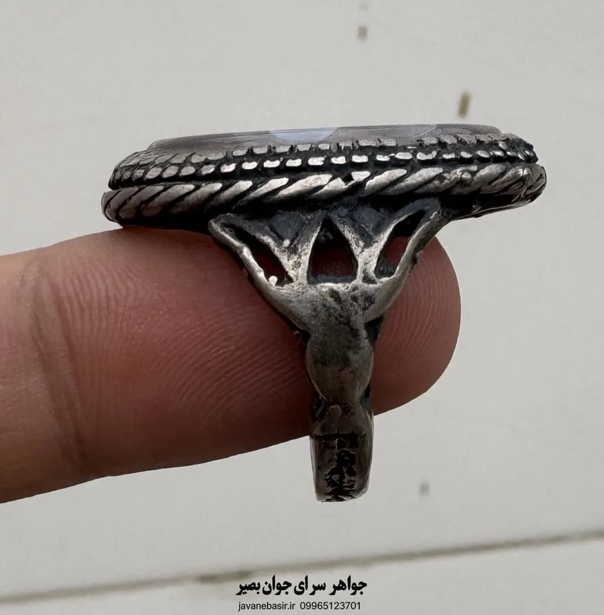 انگشتر عقیق کبود مصور با رکاب صفوی؛ چهره‌ای که از دل تاریخ بیرون می‌نگرد — تصویر ۲