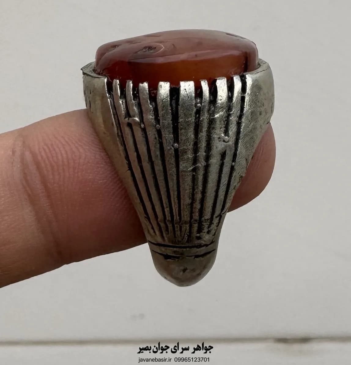 انگشتر عقیق سلیمانی کهنه با رگههای طبیعی و خاکگرفتگی؛ یادگاری از دل زمین — تصویر ۴