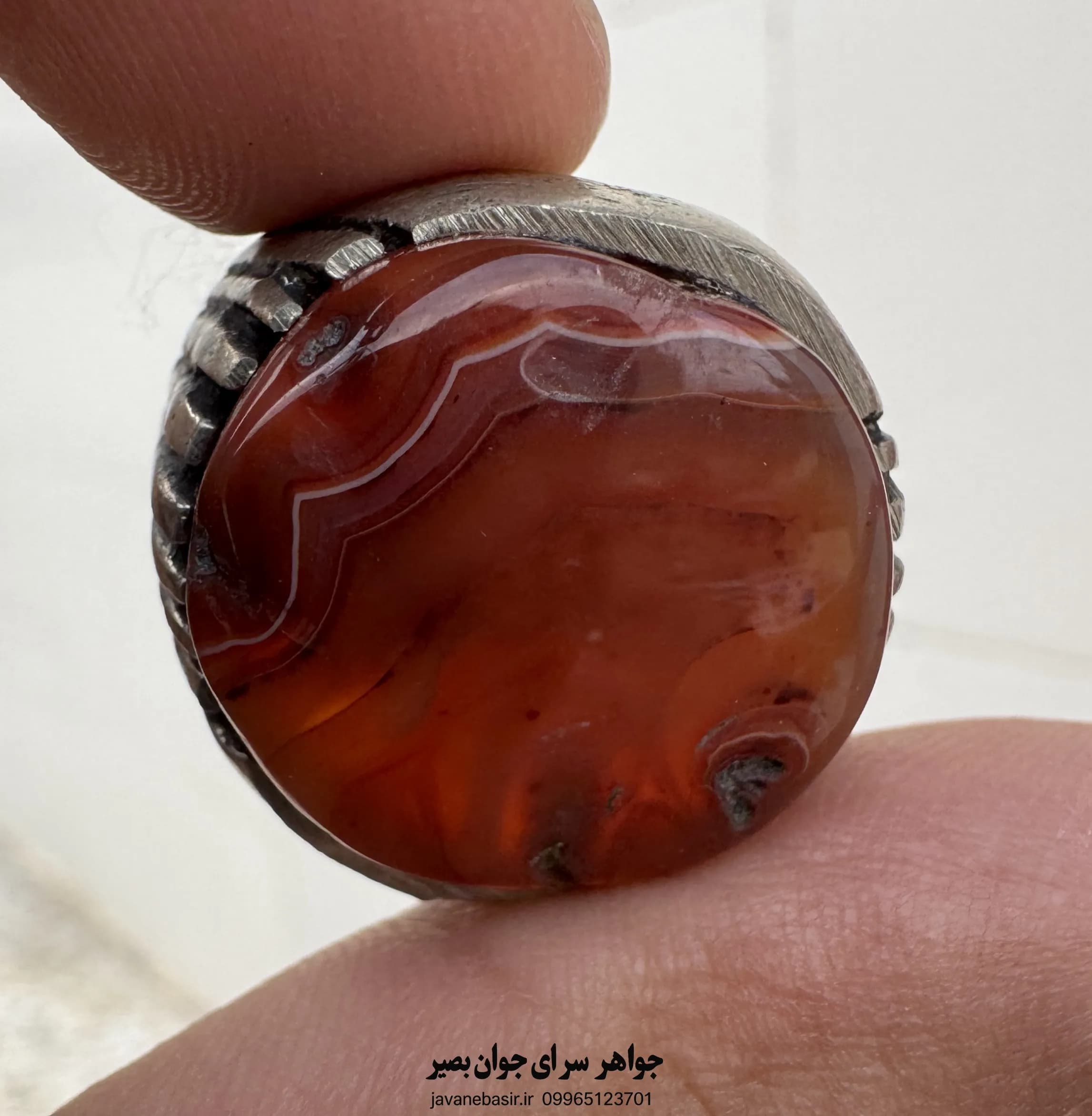 انگشتر عقیق سلیمانی کهنه با رگههای طبیعی و خاکگرفتگی؛ یادگاری از دل زمین — تصویر ۲