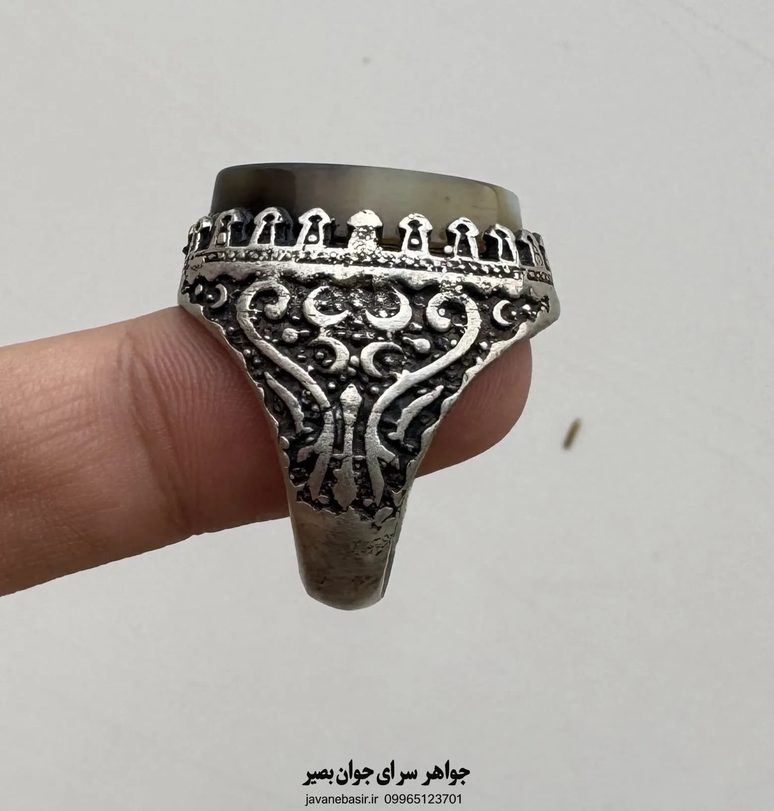 انگشتر عقیق سلیمانی اصل با رگه‌های لایه‌ای و رکاب از سکه پول — تصویر ۲