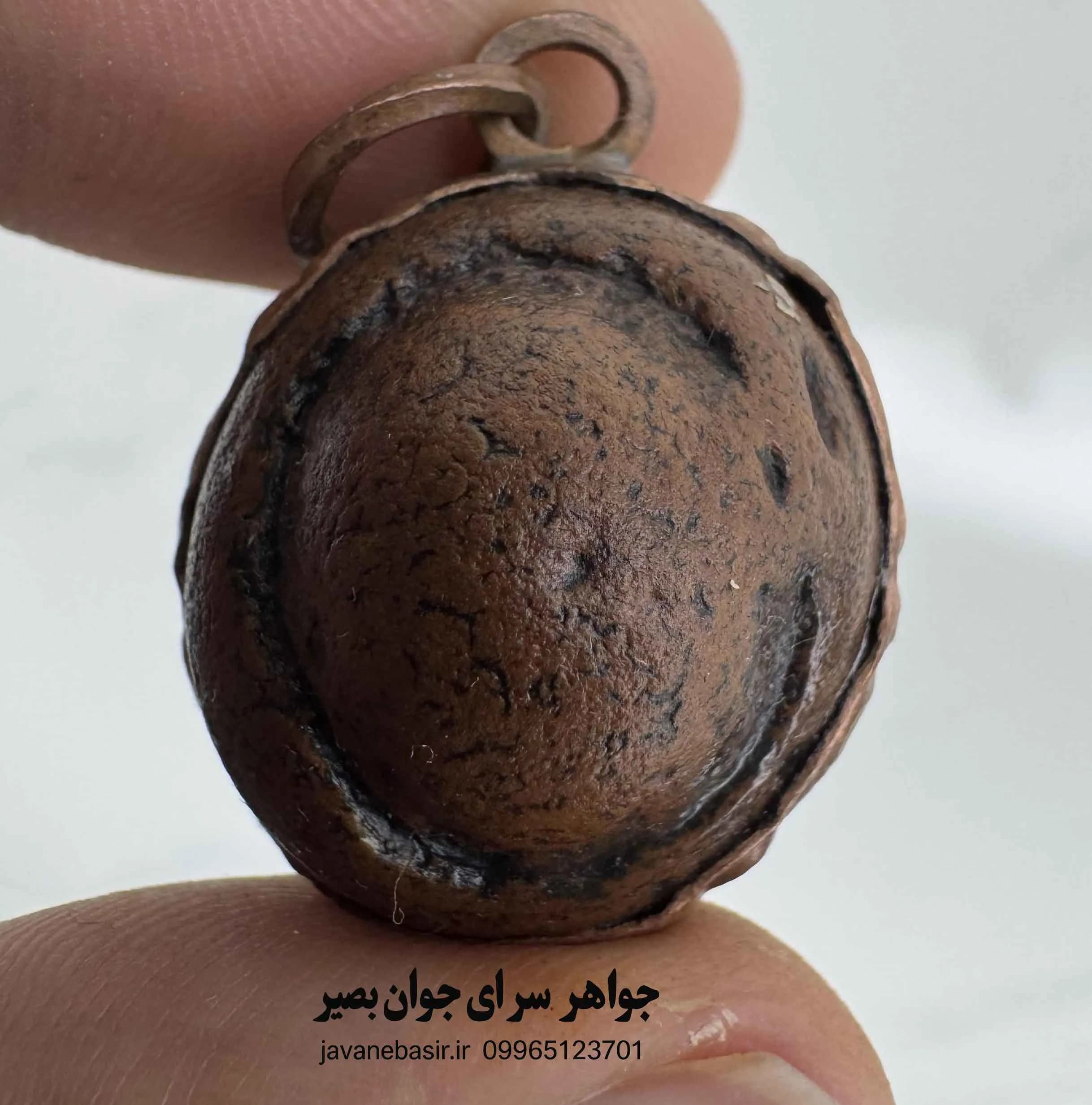 گردنبند سنگ سلطانی گبری کهن مصر؛ تک‌نسخه پر از ورس — تصویر ۲