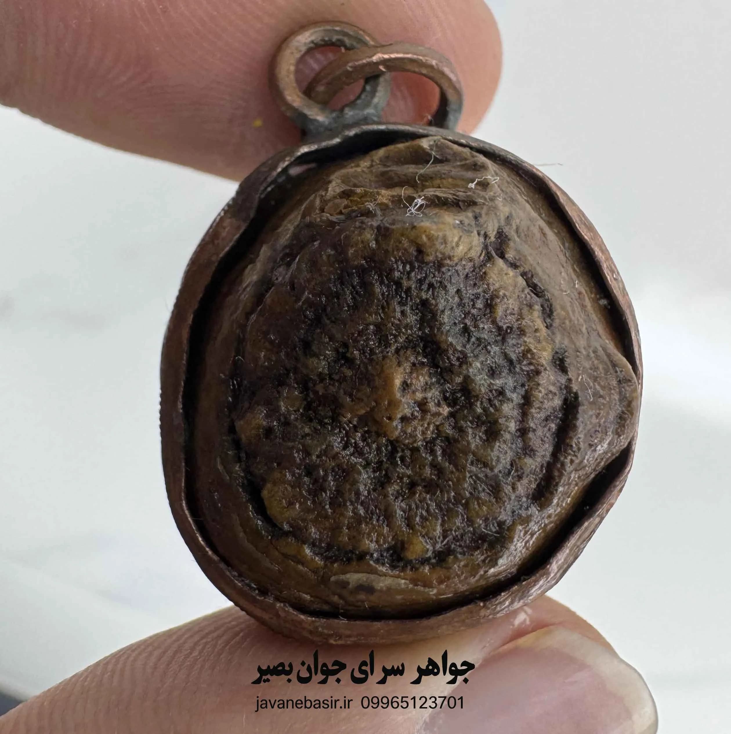 گردنبند سلطانی گبری مصری با قاب مسی؛ همراه کاهنان معبد در آیین‌های کهن