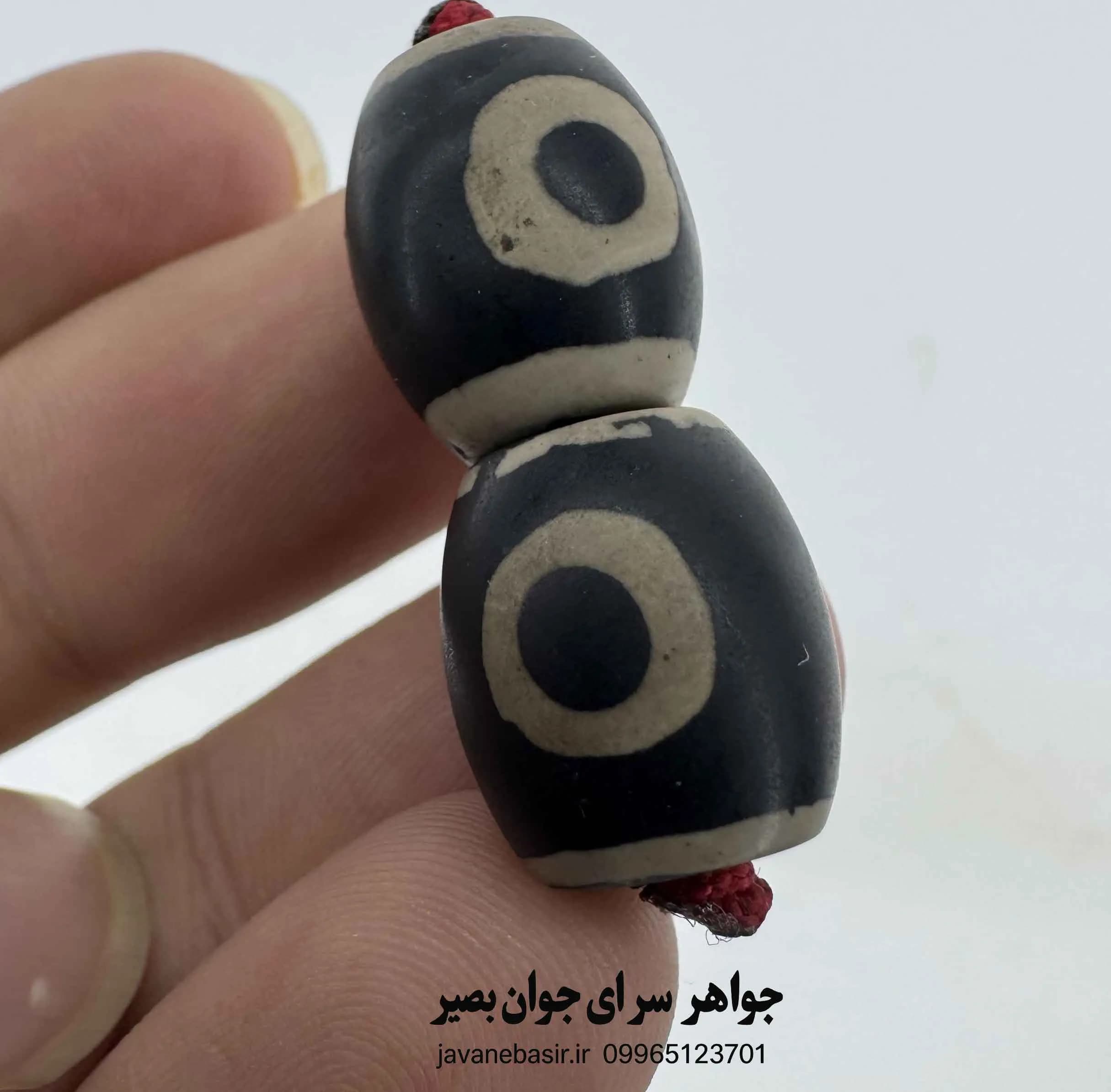 جفت مهره تبتی با نقش چشمِ سنگ؛ نماد هوشیاری و مراقبت