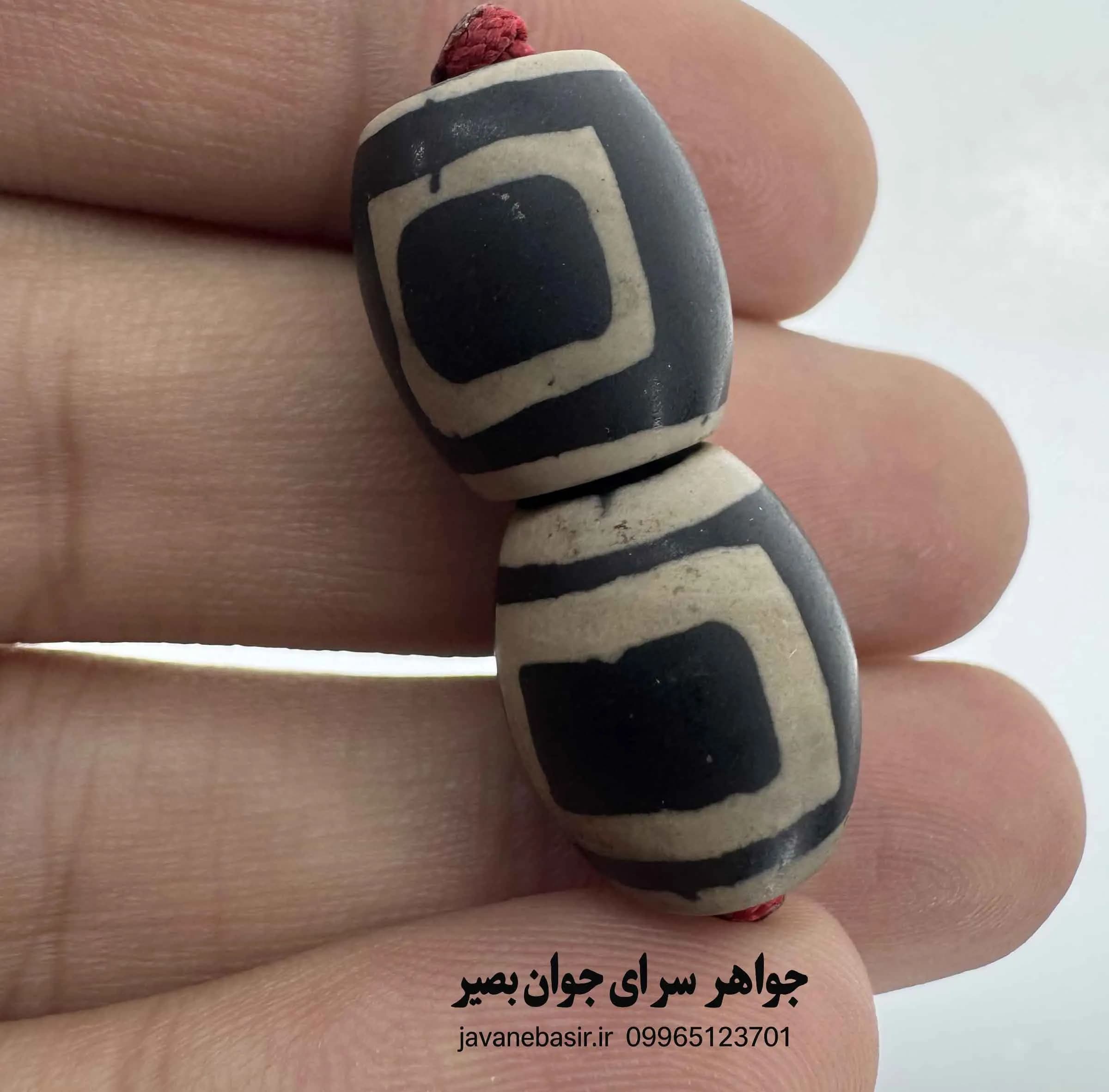 جفت مهره تبتی با نقش چشمِ سنگ؛ نماد هوشیاری و مراقبت — تصویر ۲