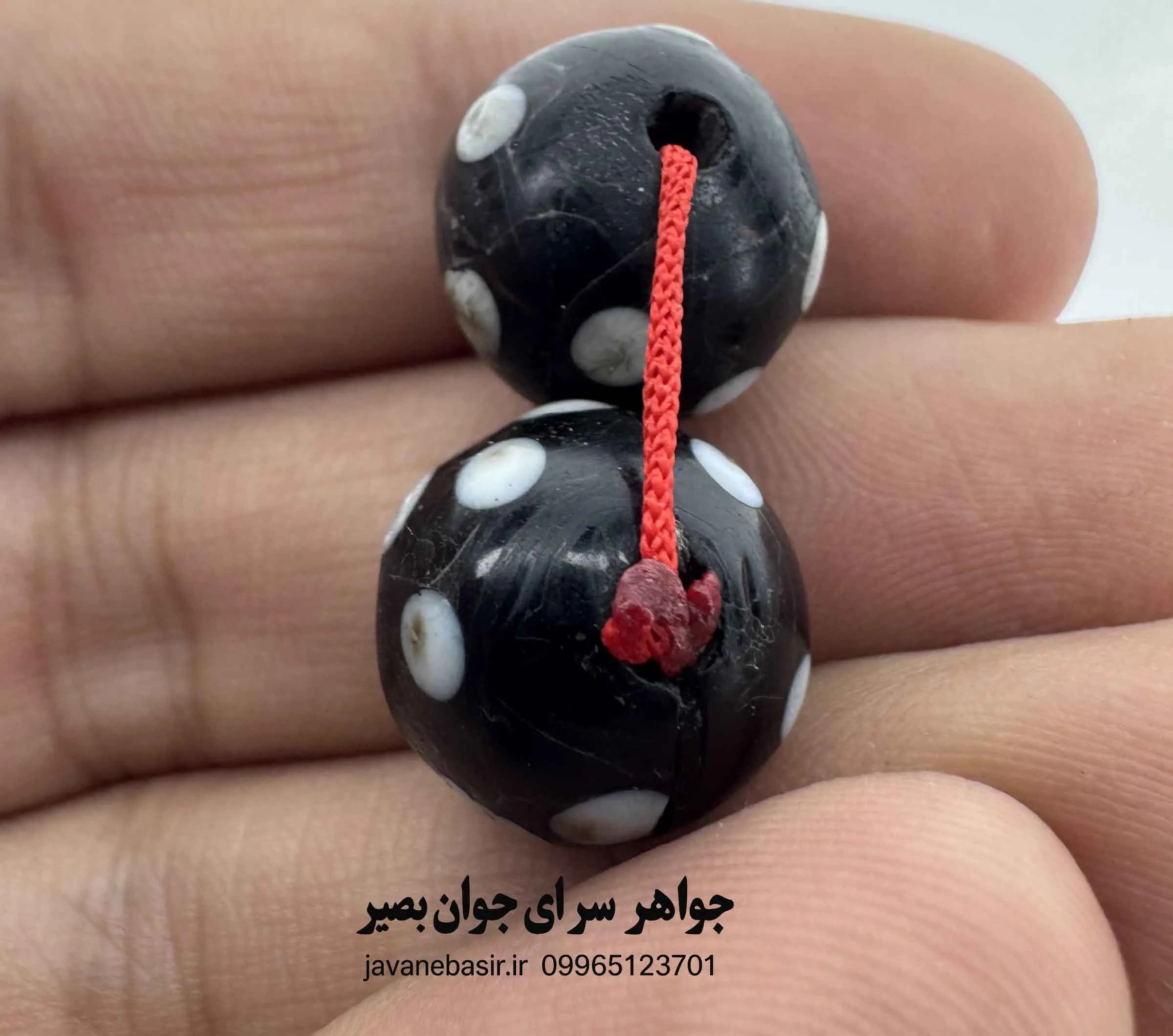 جفت مهره مینا (چیتو) سیاه با نقش چشم‌های کهن؛ نماد محافظت — تصویر ۲