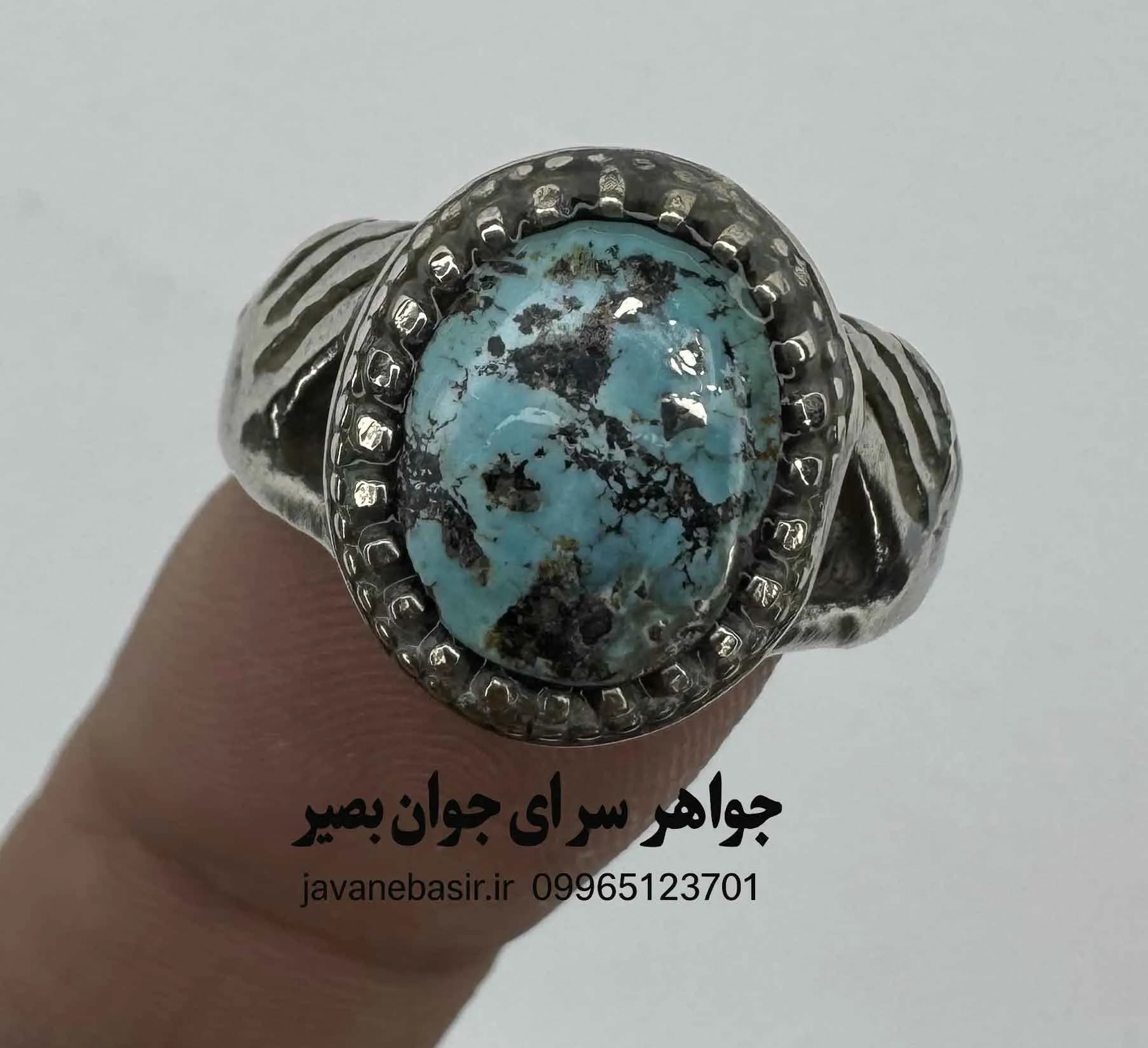 انگشتر فیروزه آبی با رگه‌های نقره‌ای؛ درخششی کهکشانی در دل سنگی کهن